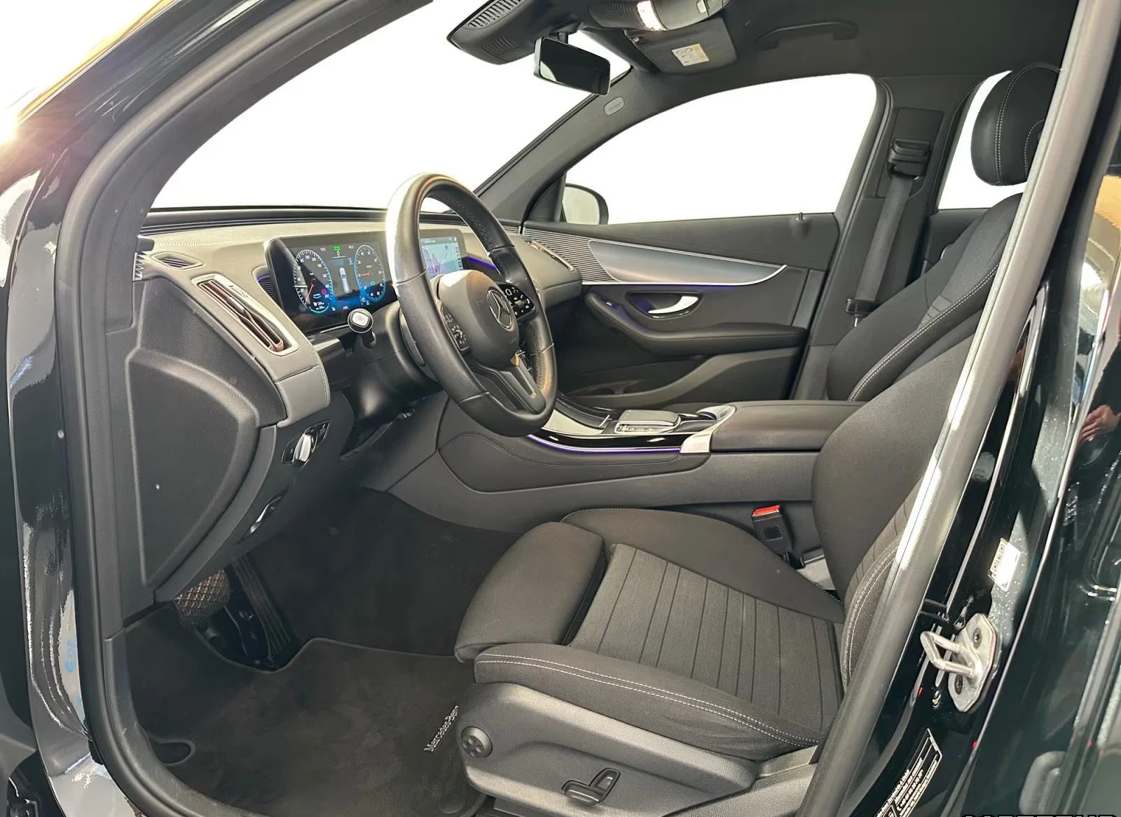 Mercedes-Benz EQC 400/4MATIC/408HP/CAM/LED/NAVI/ACC/KLESS/980g, снимка 6 - Автомобили и джипове - 53973604