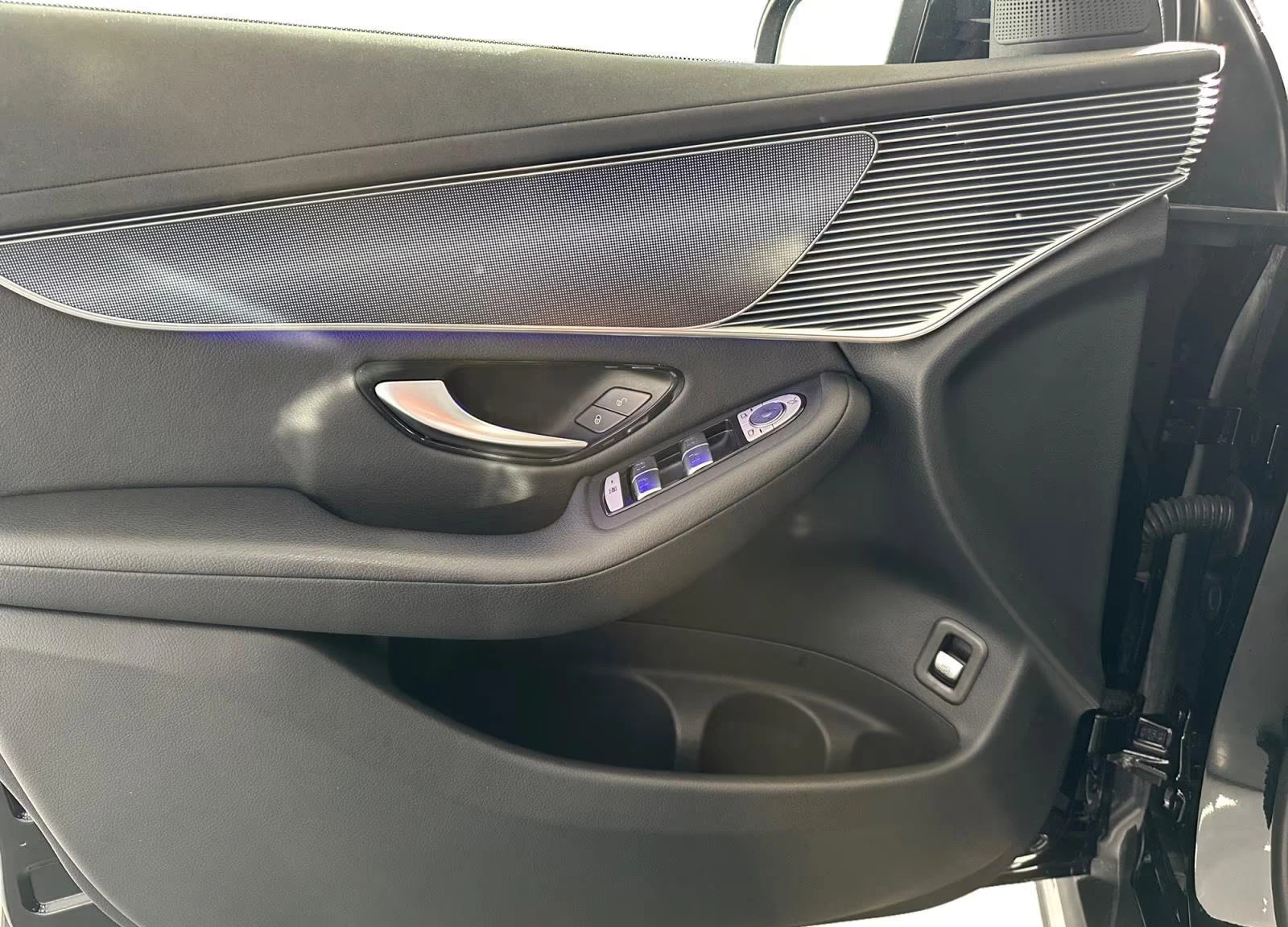 Mercedes-Benz EQC 400/4MATIC/408HP/CAM/LED/NAVI/ACC/KLESS/980g, снимка 10 - Автомобили и джипове - 53973604