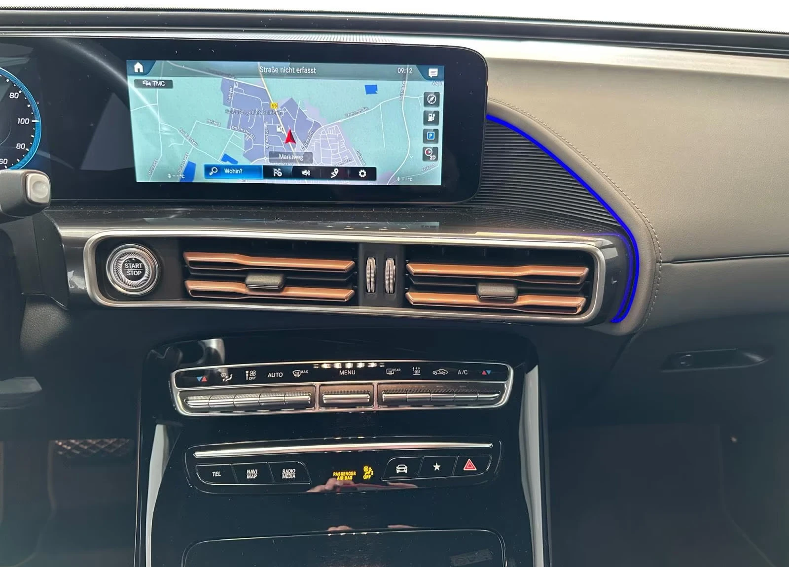 Mercedes-Benz EQC 400/4MATIC/408HP/CAM/LED/NAVI/ACC/KLESS/980g, снимка 9 - Автомобили и джипове - 53973604