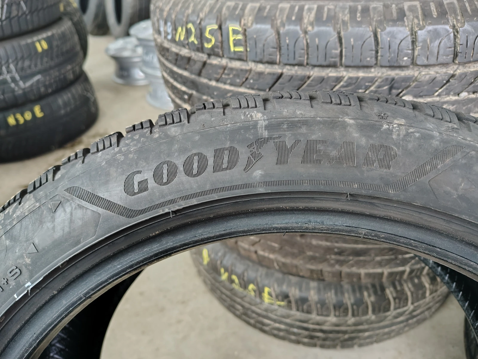 Гуми Зимни 225/45R18, снимка 4 - Гуми и джанти - 55840429