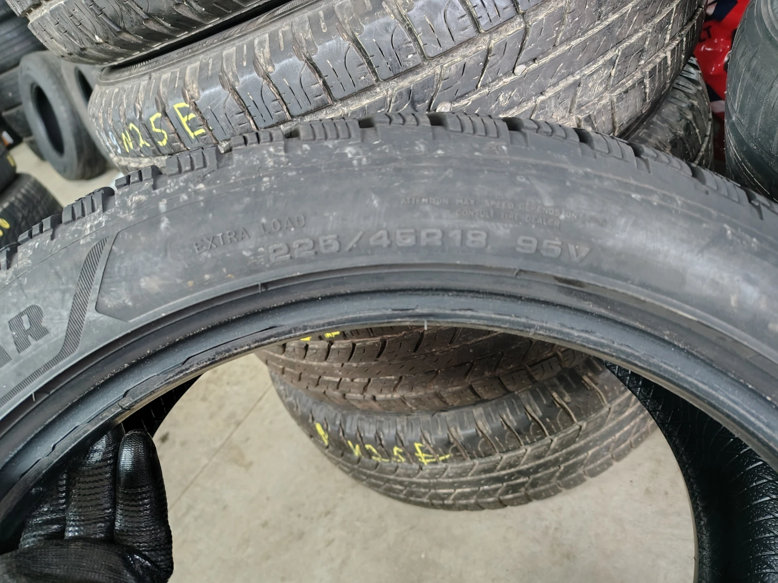 Гуми Зимни 225/45R18, снимка 5 - Гуми и джанти - 55840429