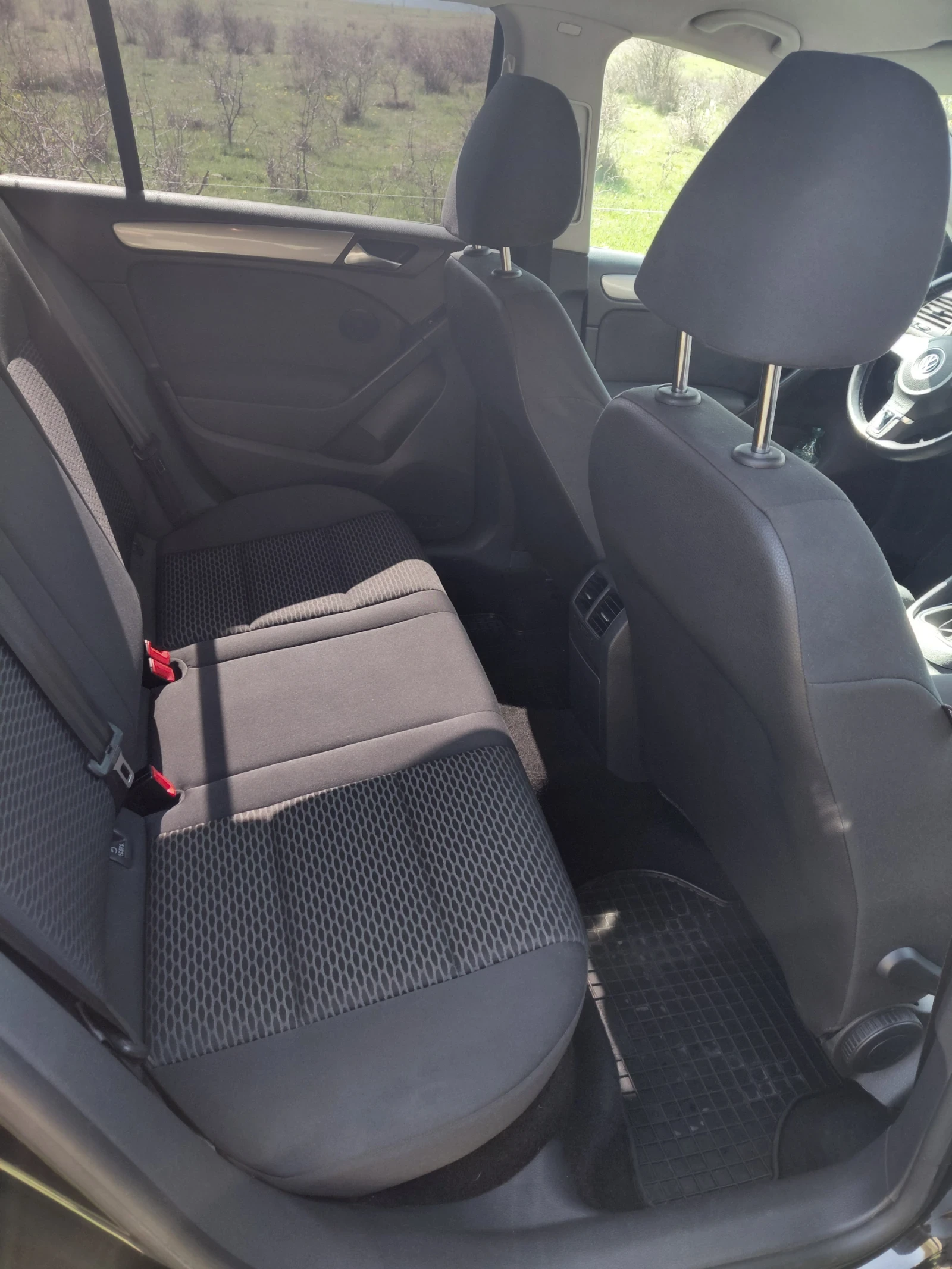 VW Golf 1.6 TDI, снимка 6 - Автомобили и джипове - 54225062