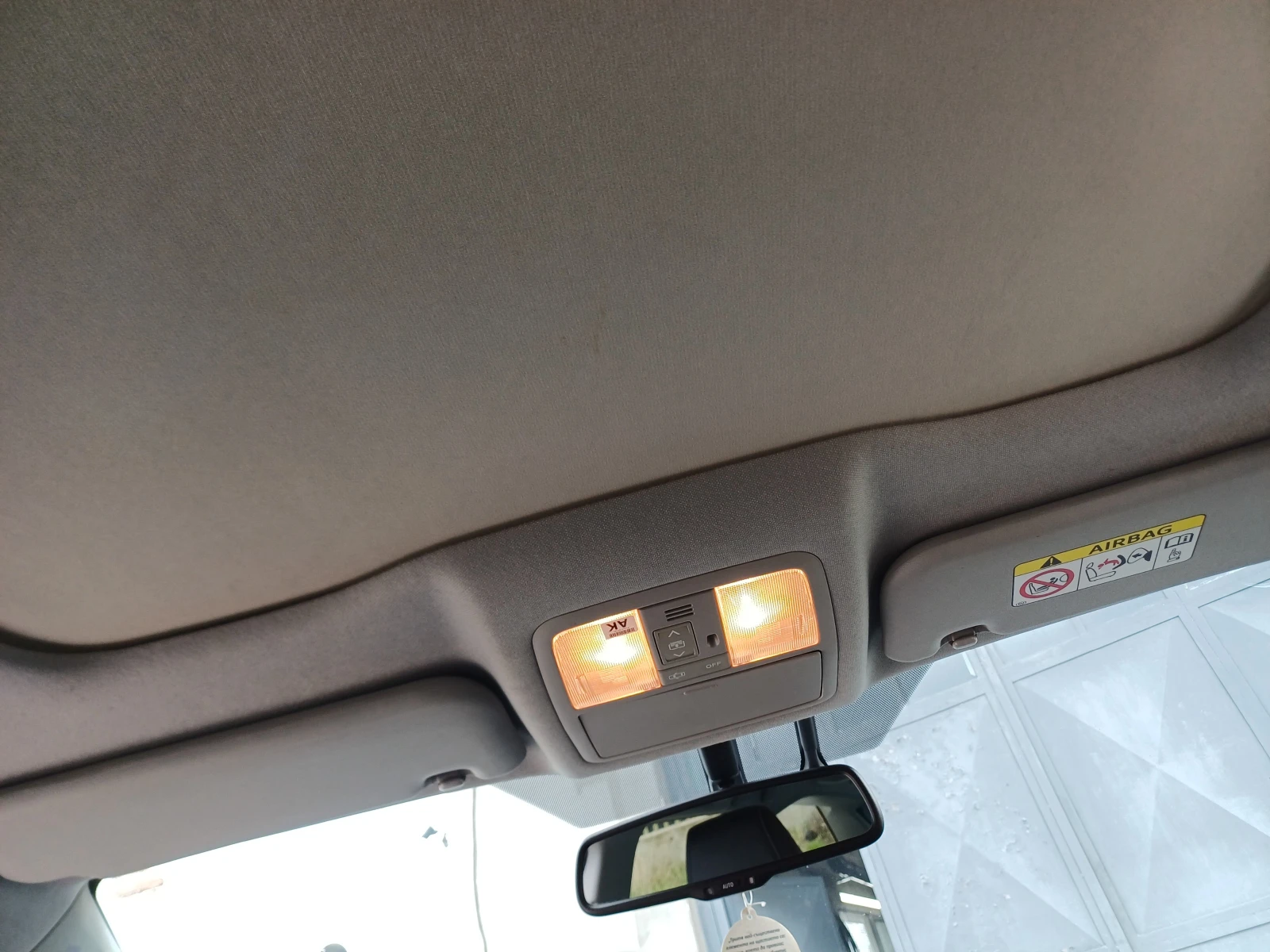 Toyota Auris 1.8 HYBRID, снимка 9 - Автомобили и джипове - 54227170