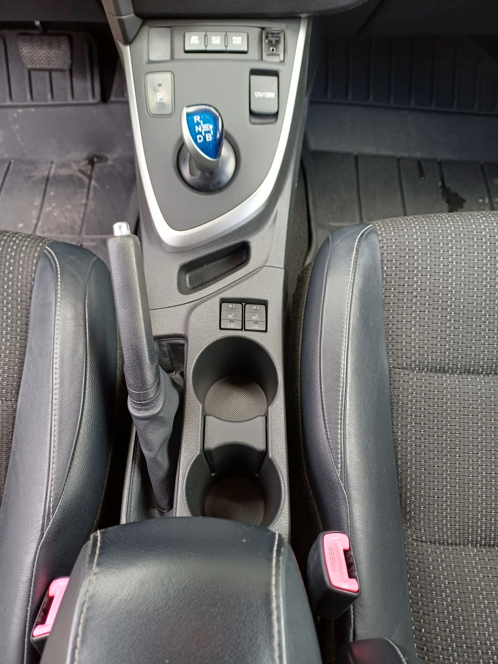 Toyota Auris 1.8 HYBRID, снимка 8 - Автомобили и джипове - 54227170