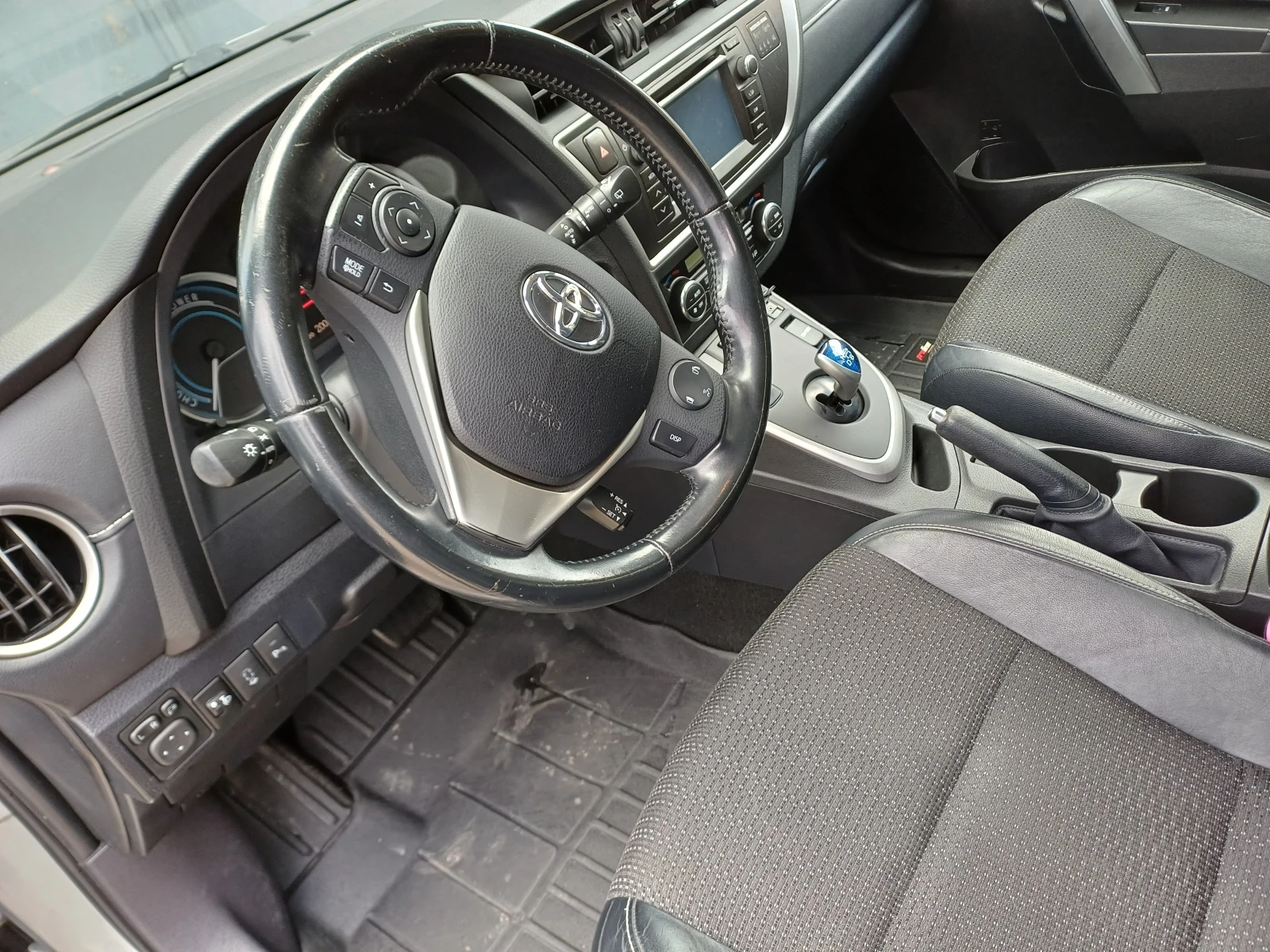 Toyota Auris 1.8 HYBRID, снимка 5 - Автомобили и джипове - 54227170