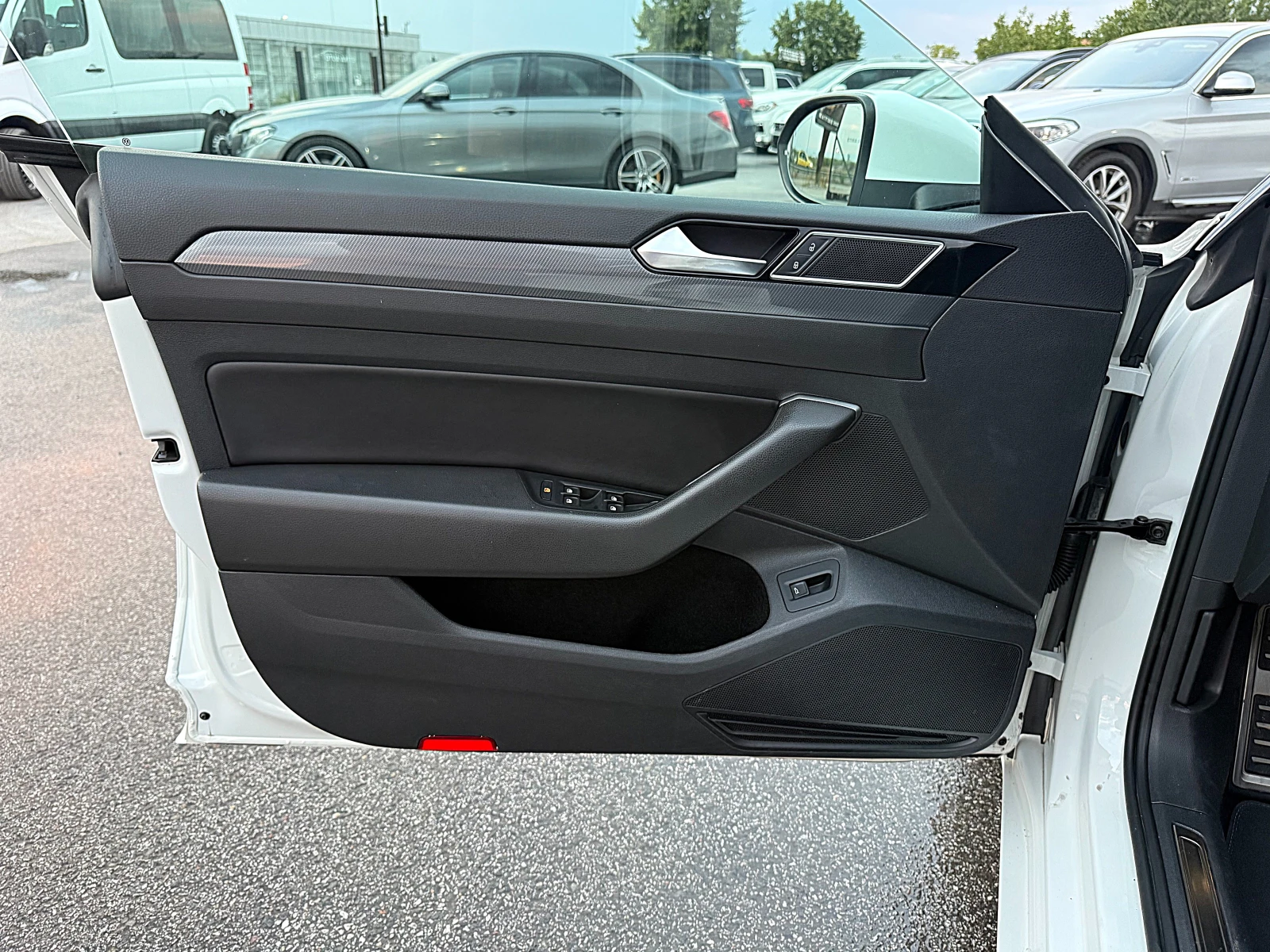 VW Arteon R Line-240k.c-4x4-Panorama-Distronik-Led-Bixenon-!, снимка 9 - Автомобили и джипове - 55568512