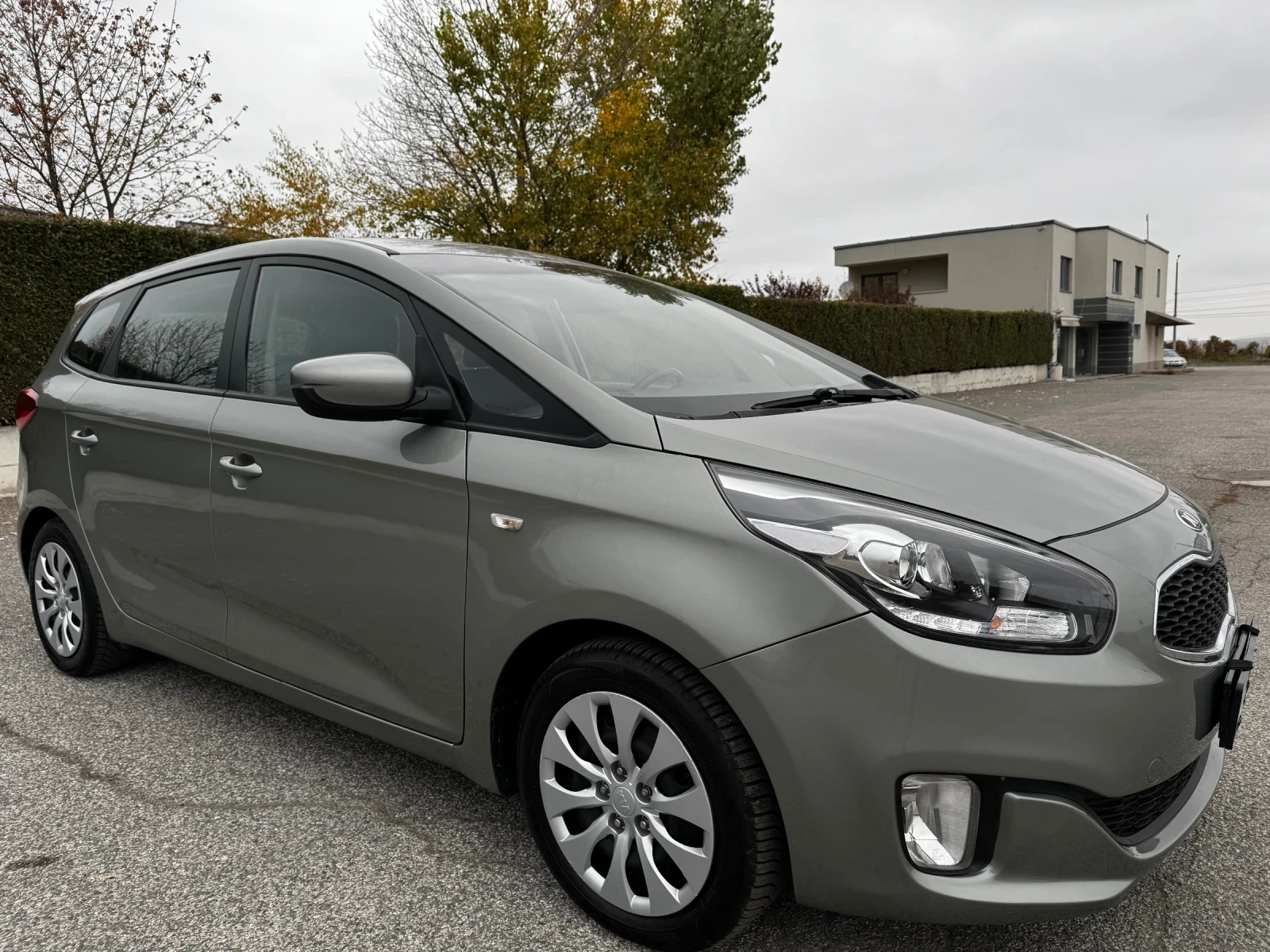 Kia Carens, снимка 2 - Автомобили и джипове - 56024487