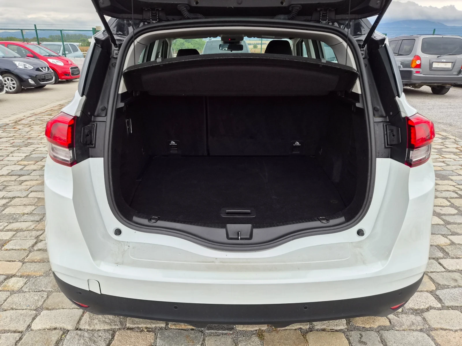Renault Scenic 1.3TCE 116кс ЕВРО 6, снимка 9 - Автомобили и джипове - 56234181
