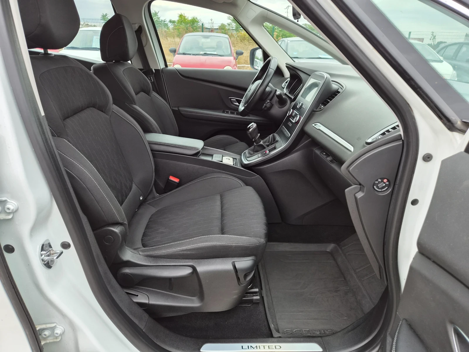 Renault Scenic 1.3TCE 116кс ЕВРО 6, снимка 11 - Автомобили и джипове - 56234181