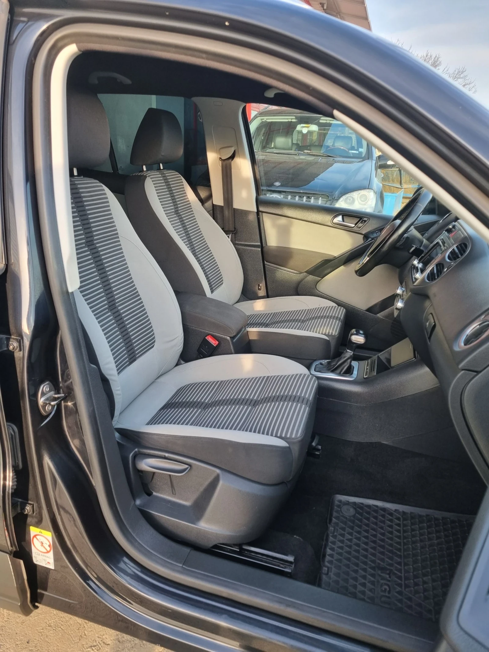 VW Tiguan 2.0tdi 140к.с DSG Автомат, Led фарове, снимка 11 - Автомобили и джипове - 53782792