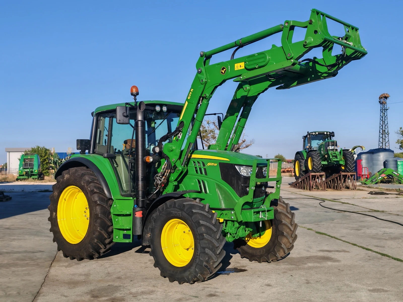 Трактор John Deere 6125M лизинг с първоначална вноска 20 %