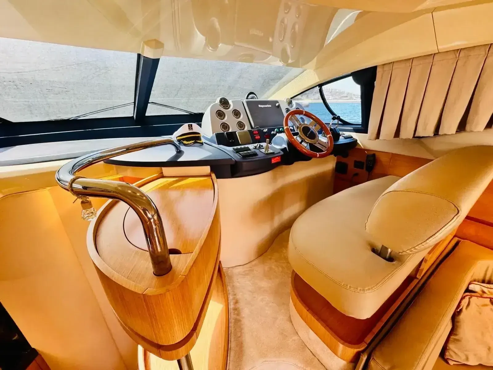 Моторна яхта Azimut 43 Fly, снимка 5 - Воден транспорт - 54456337