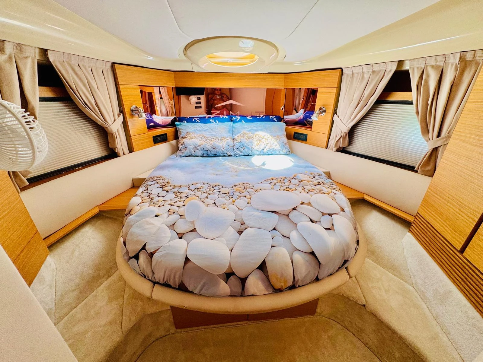 Моторна яхта Azimut 43 Fly, снимка 9 - Воден транспорт - 54456337
