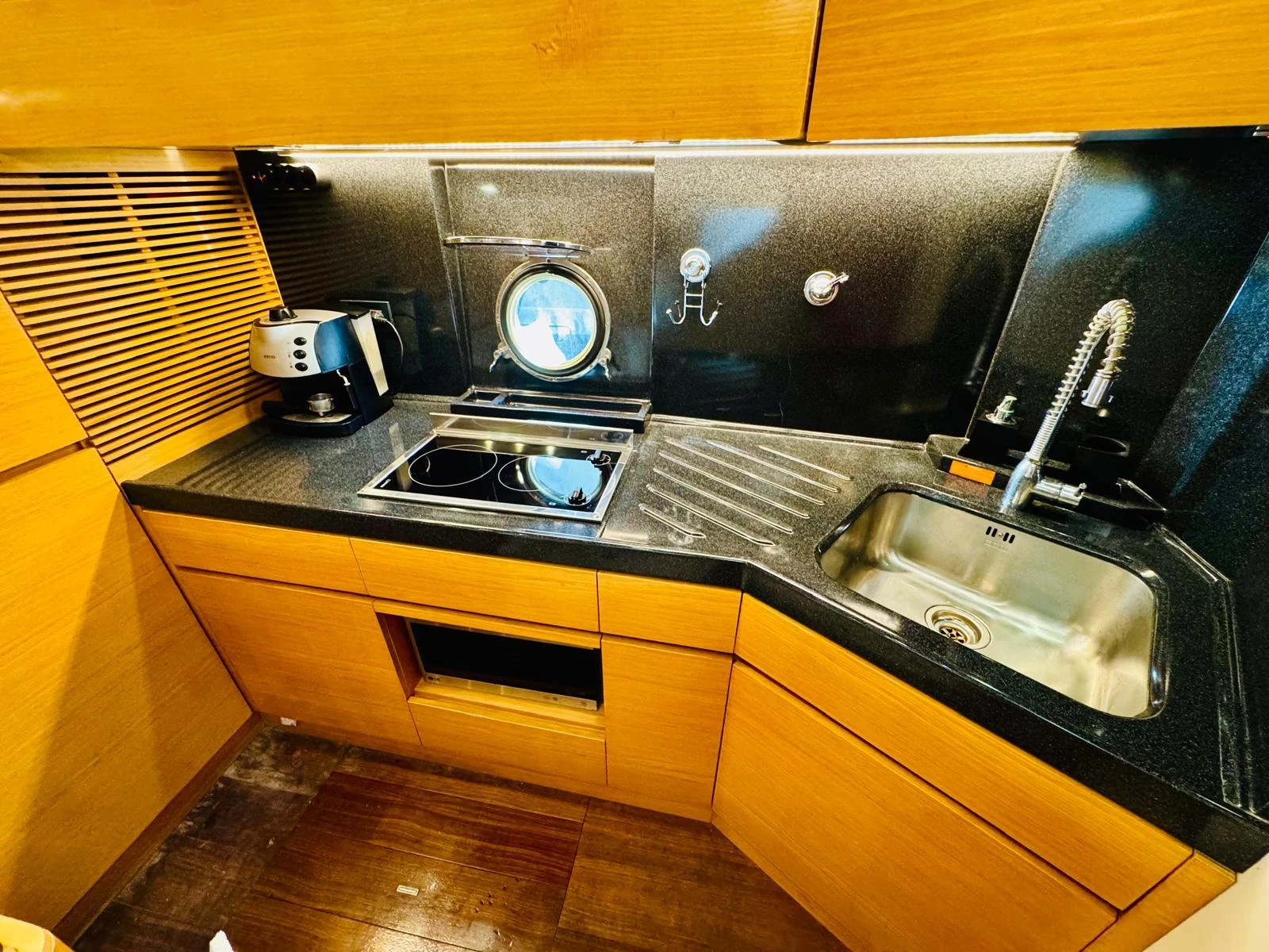Моторна яхта Azimut 43 Fly, снимка 7 - Воден транспорт - 54456337