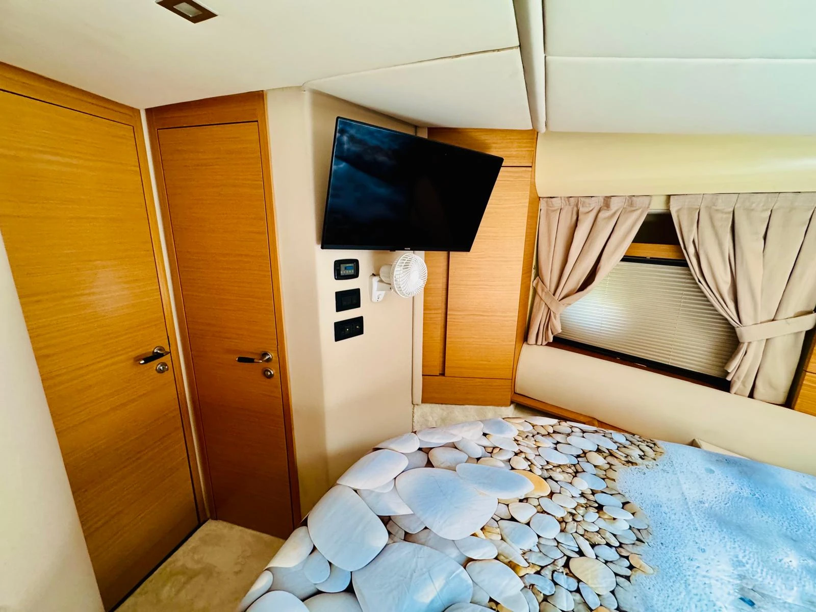 Моторна яхта Azimut 43 Fly, снимка 10 - Воден транспорт - 54456337