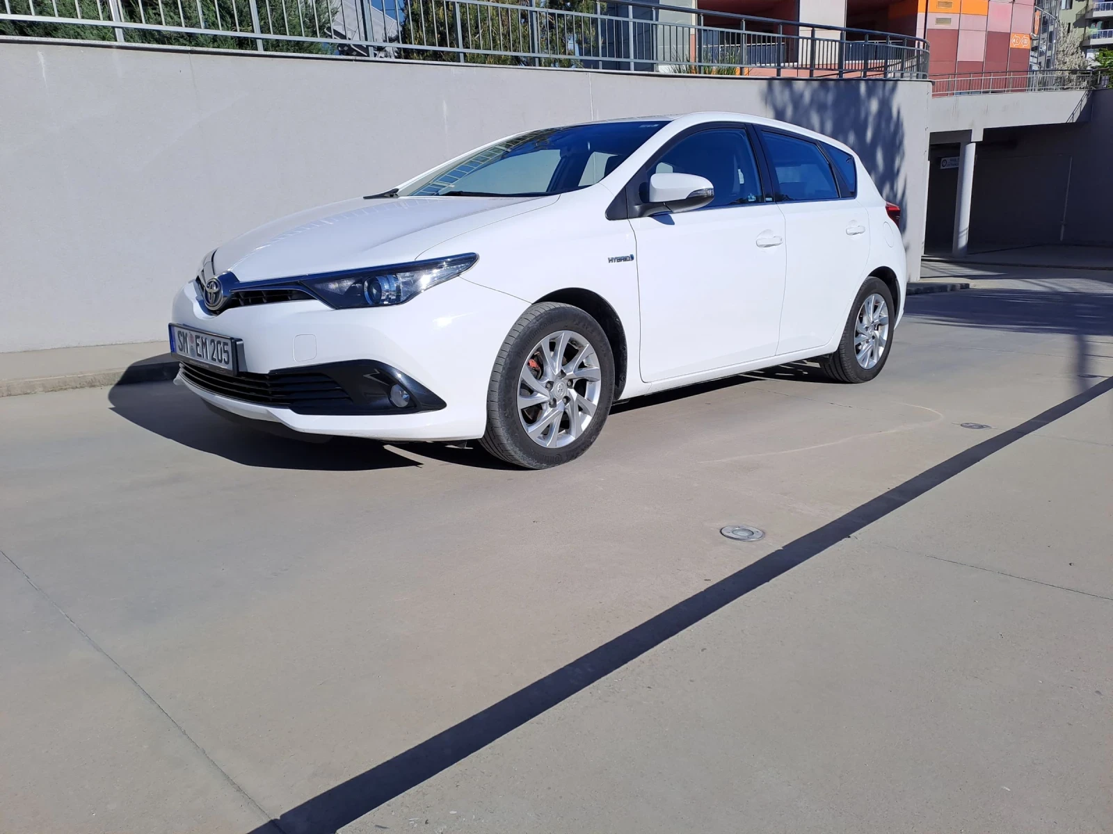 Toyota Auris Hybrid - 2017 - изображение 2
