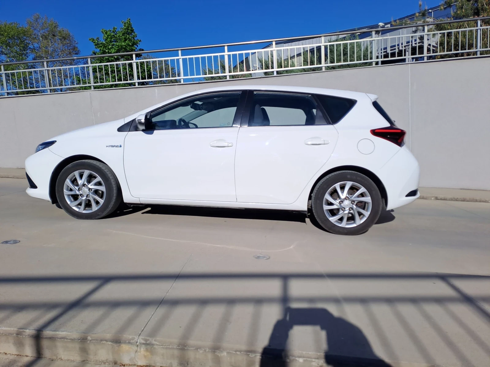 Toyota Auris Hybrid - 2017 - изображение 3