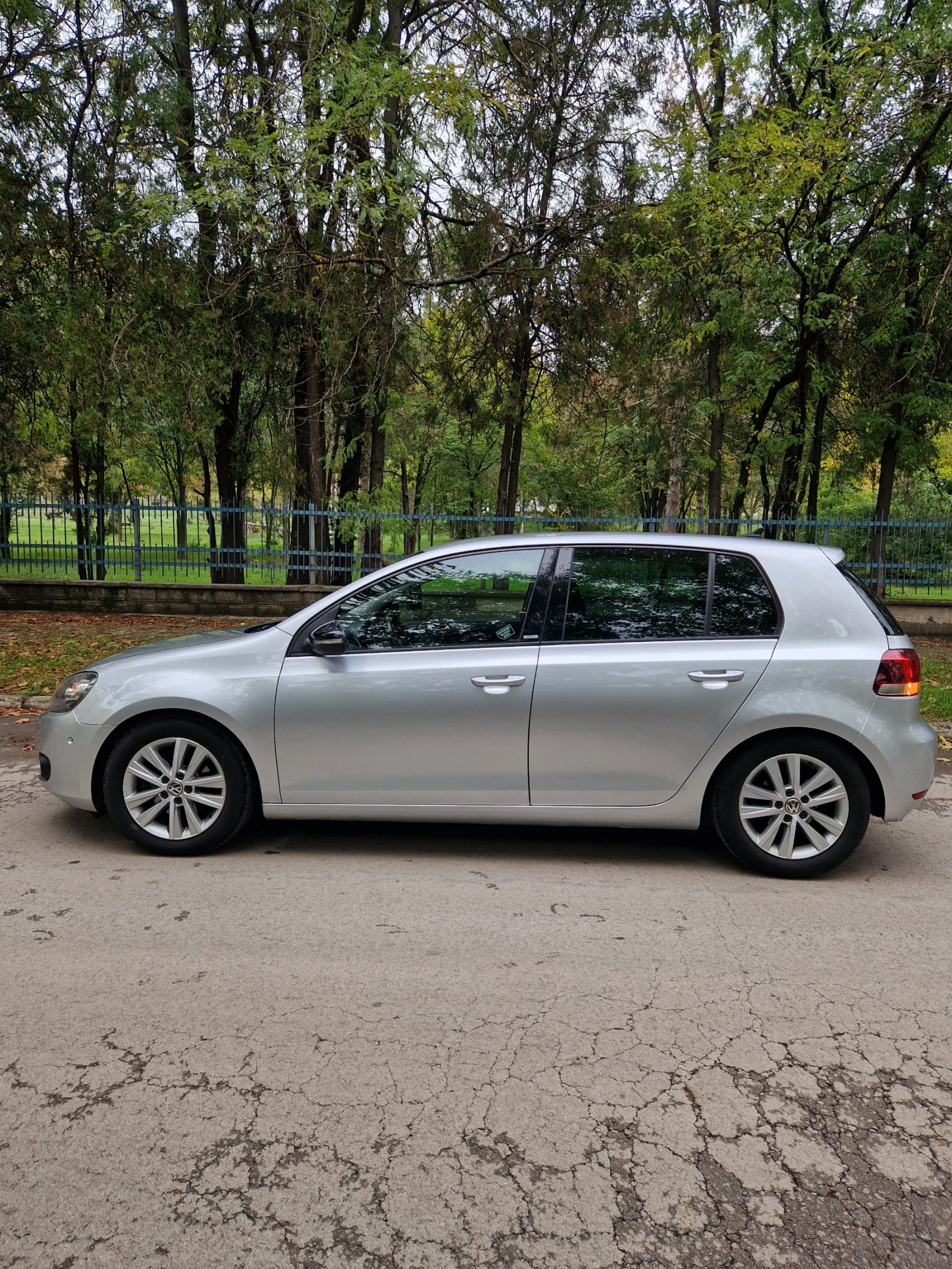 VW Golf 1.6 TDI! НАПЪЛНО ОБСЛУЖЕН! - изображение 4