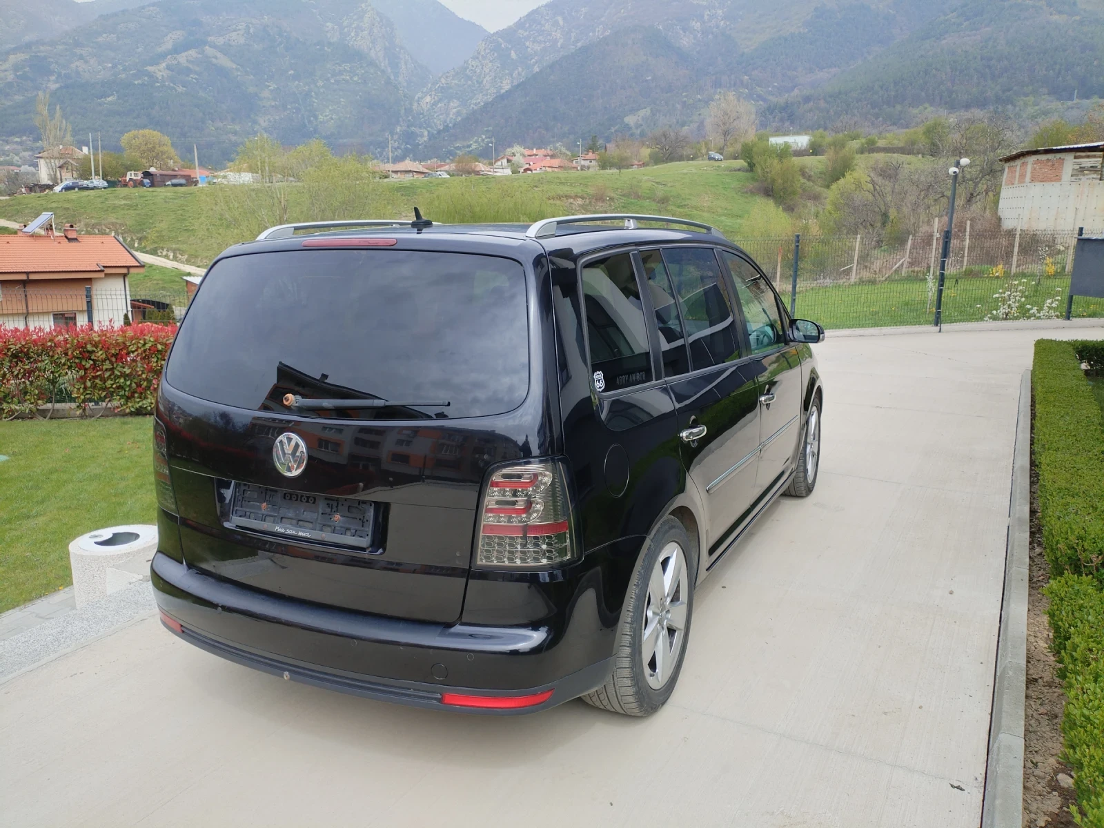 VW Touran 2.0 TDI BMM 6ск Hi-line 7места Navi, снимка 7 - Автомобили и джипове - 54231082