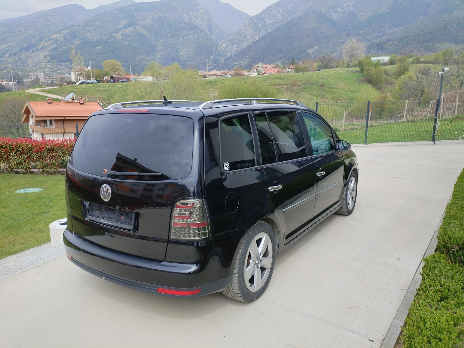 VW Touran 2.0 TDI BMM 6ск Hi-line 7места Navi, снимка 6 - Автомобили и джипове - 54231082