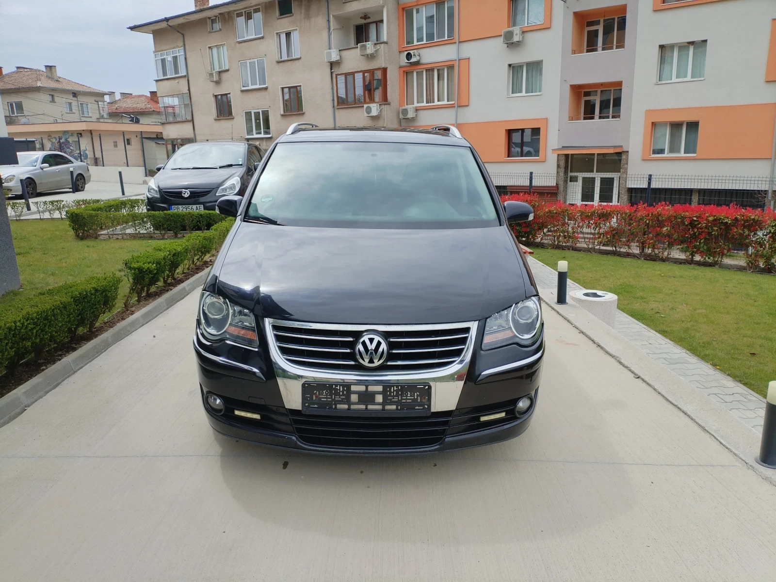 VW Touran 2.0 TDI BMM 6ск Hi-line 7места Navi, снимка 4 - Автомобили и джипове - 54231082