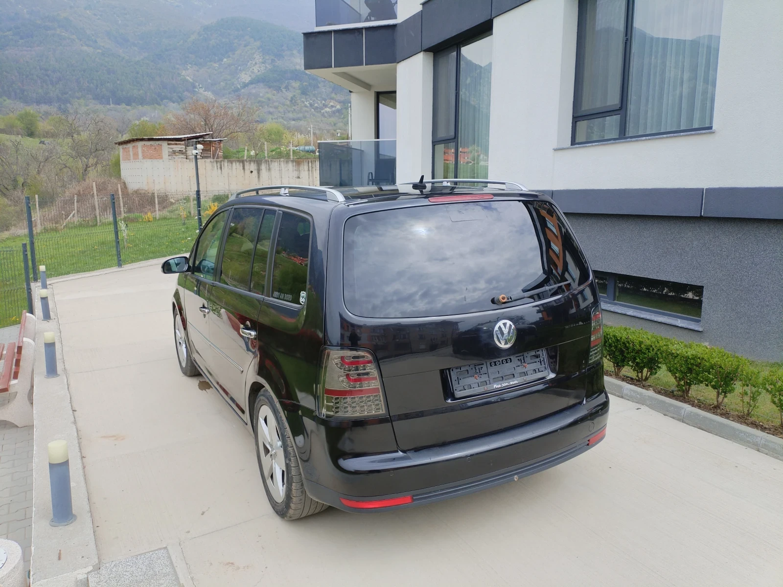 VW Touran 2.0 TDI BMM 6ск Hi-line 7места Navi, снимка 8 - Автомобили и джипове - 54231082