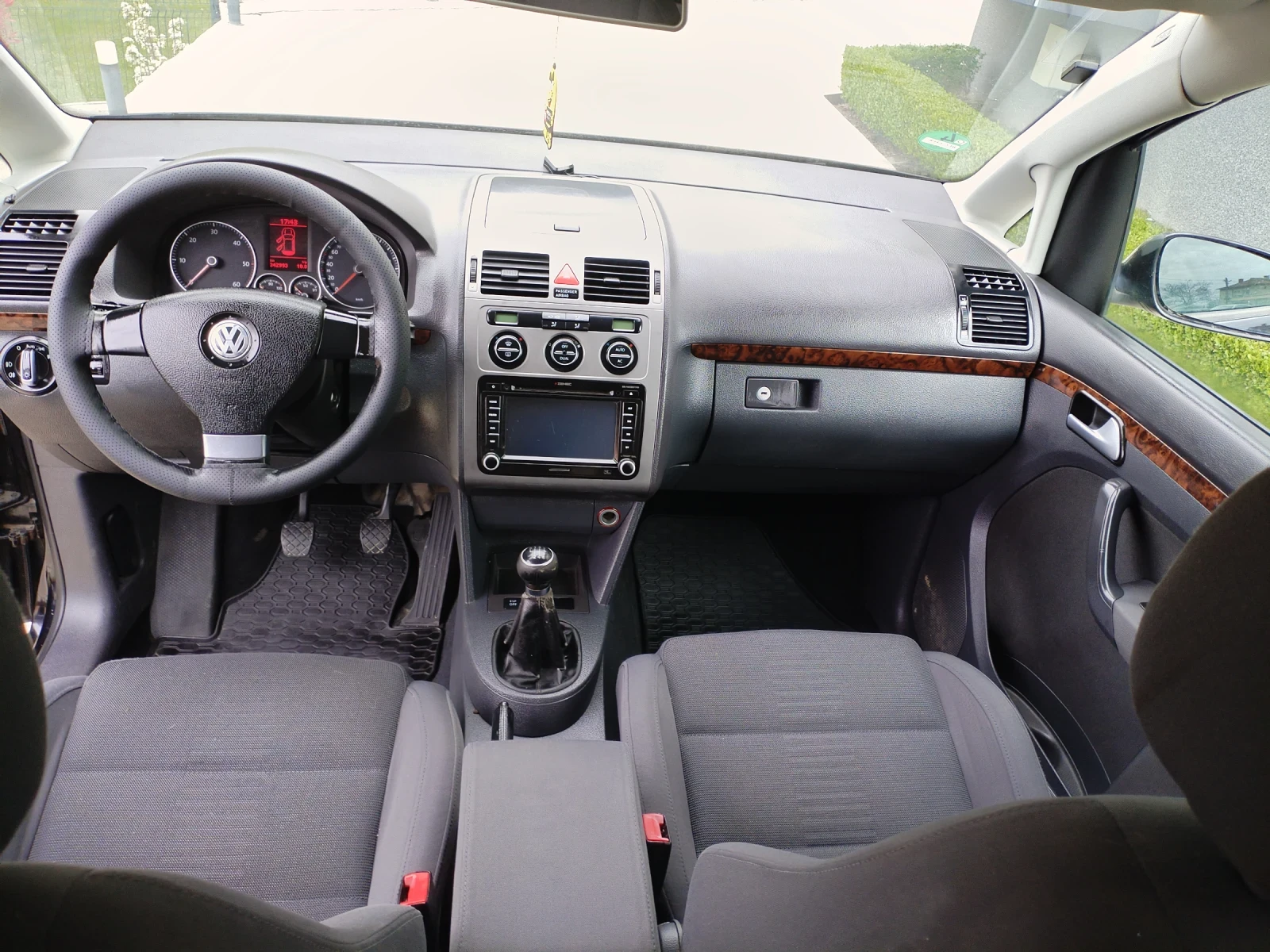 VW Touran 2.0 TDI BMM 6ск Hi-line 7места Navi, снимка 14 - Автомобили и джипове - 54231082