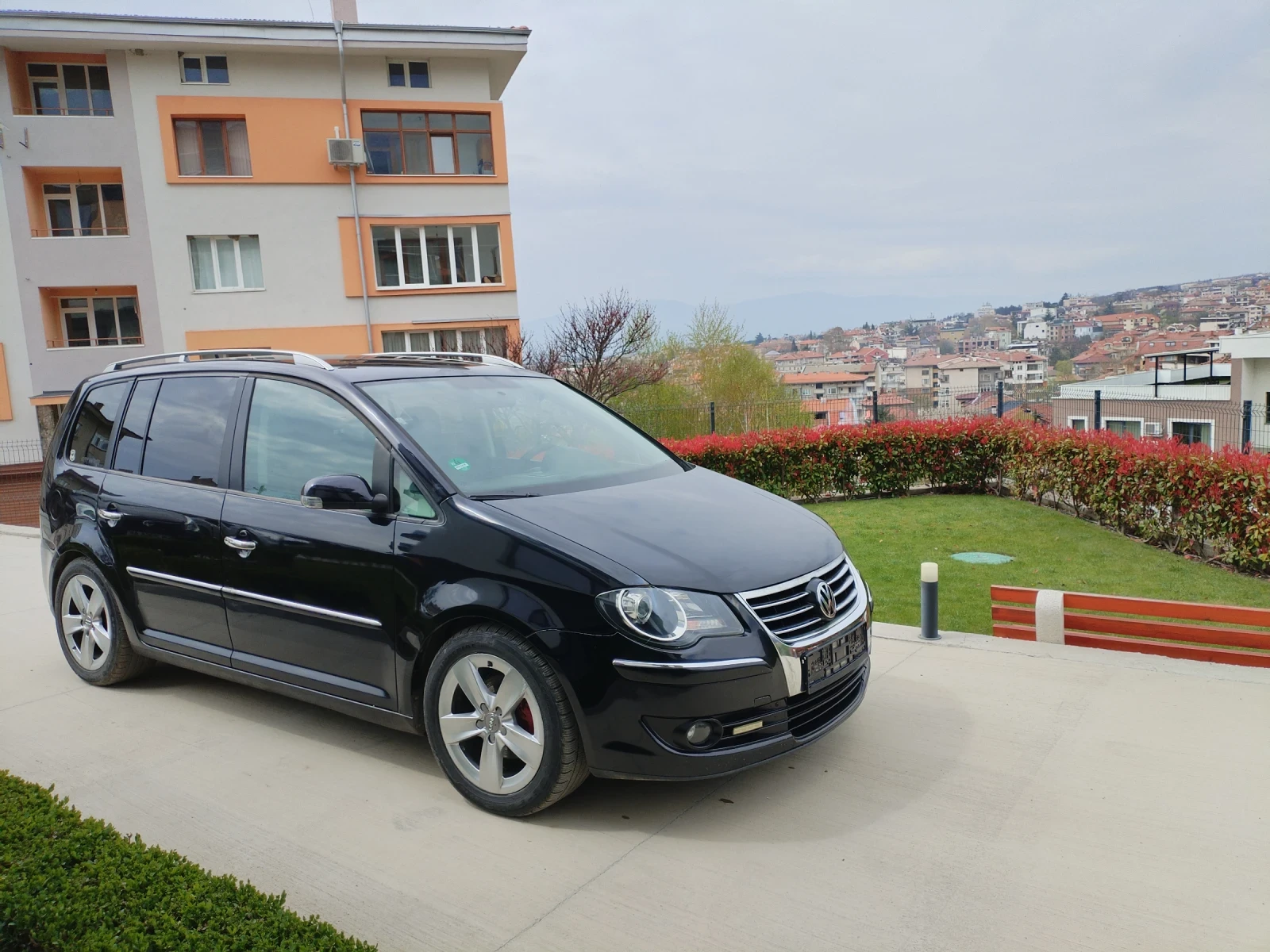 VW Touran 2.0 TDI BMM 6ск Hi-line 7места Navi, снимка 2 - Автомобили и джипове - 54231082