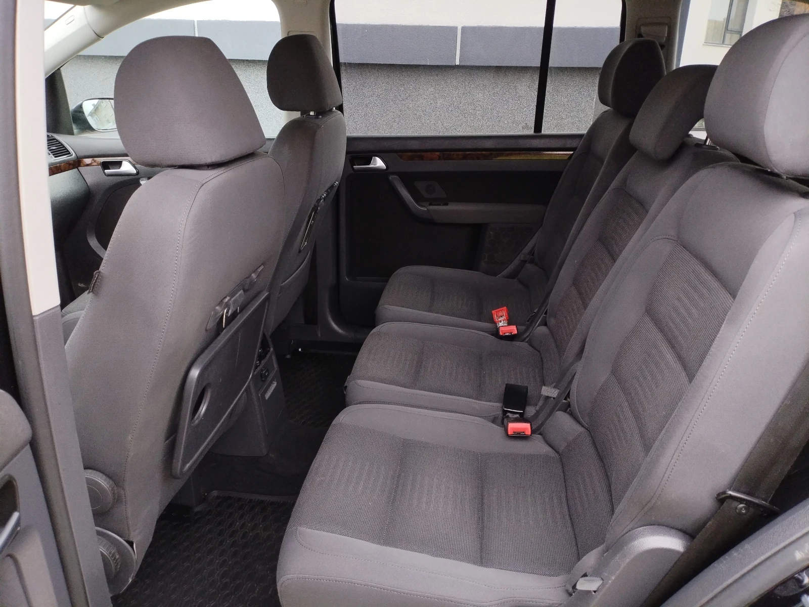 VW Touran 2.0 TDI BMM 6ск Hi-line 7места Navi, снимка 12 - Автомобили и джипове - 54231082