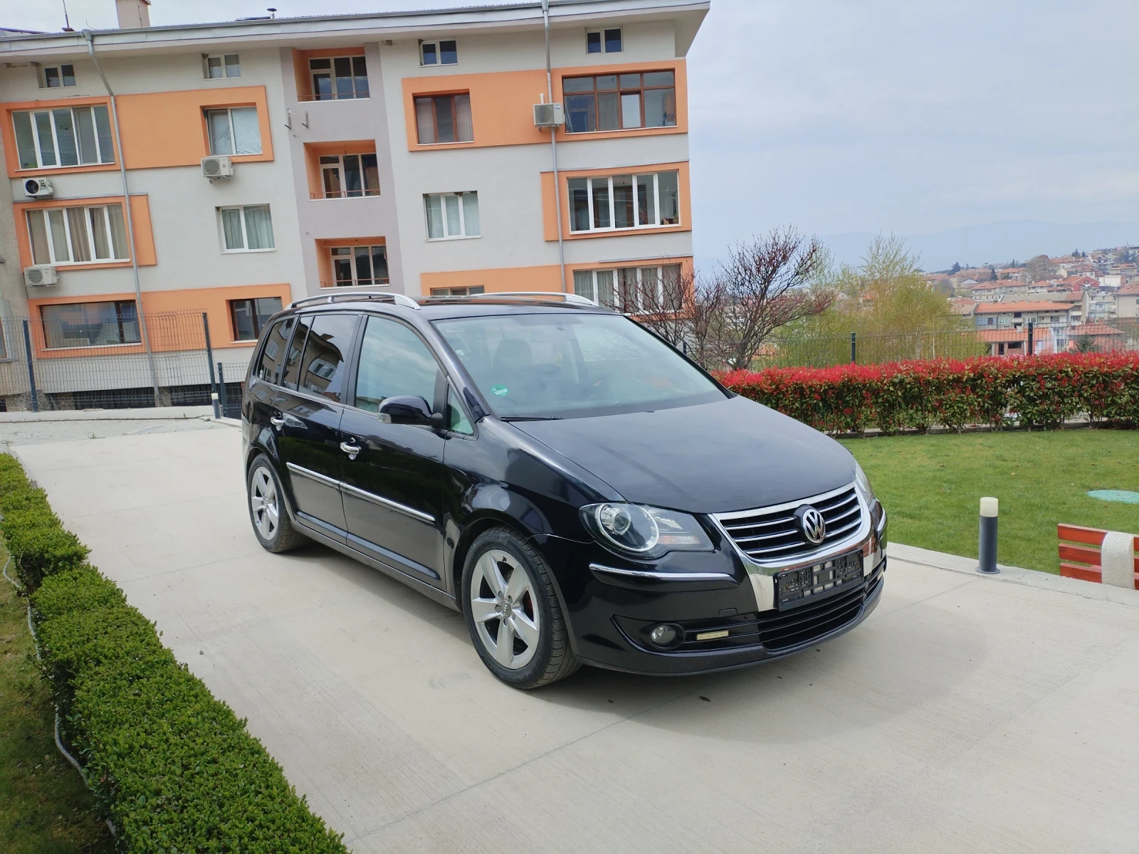 VW Touran 2.0 TDI BMM 6ск Hi-line 7места Navi, снимка 3 - Автомобили и джипове - 54231082