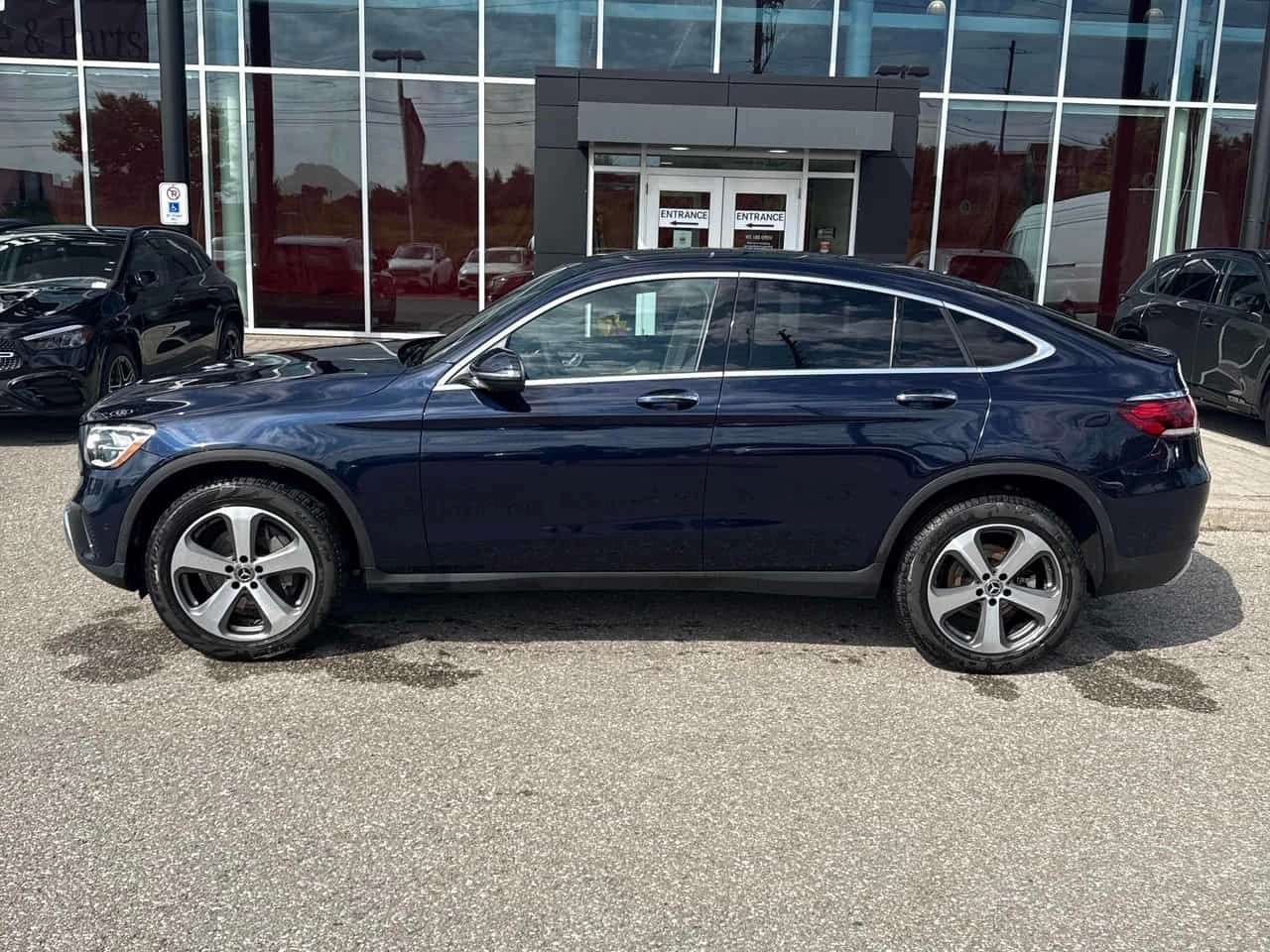 Mercedes-Benz GLC 300 / CARFAX / COUPE / DISTRONIC / АВТОКРЕДИТ, снимка 2 - Автомобили и джипове - 55712172