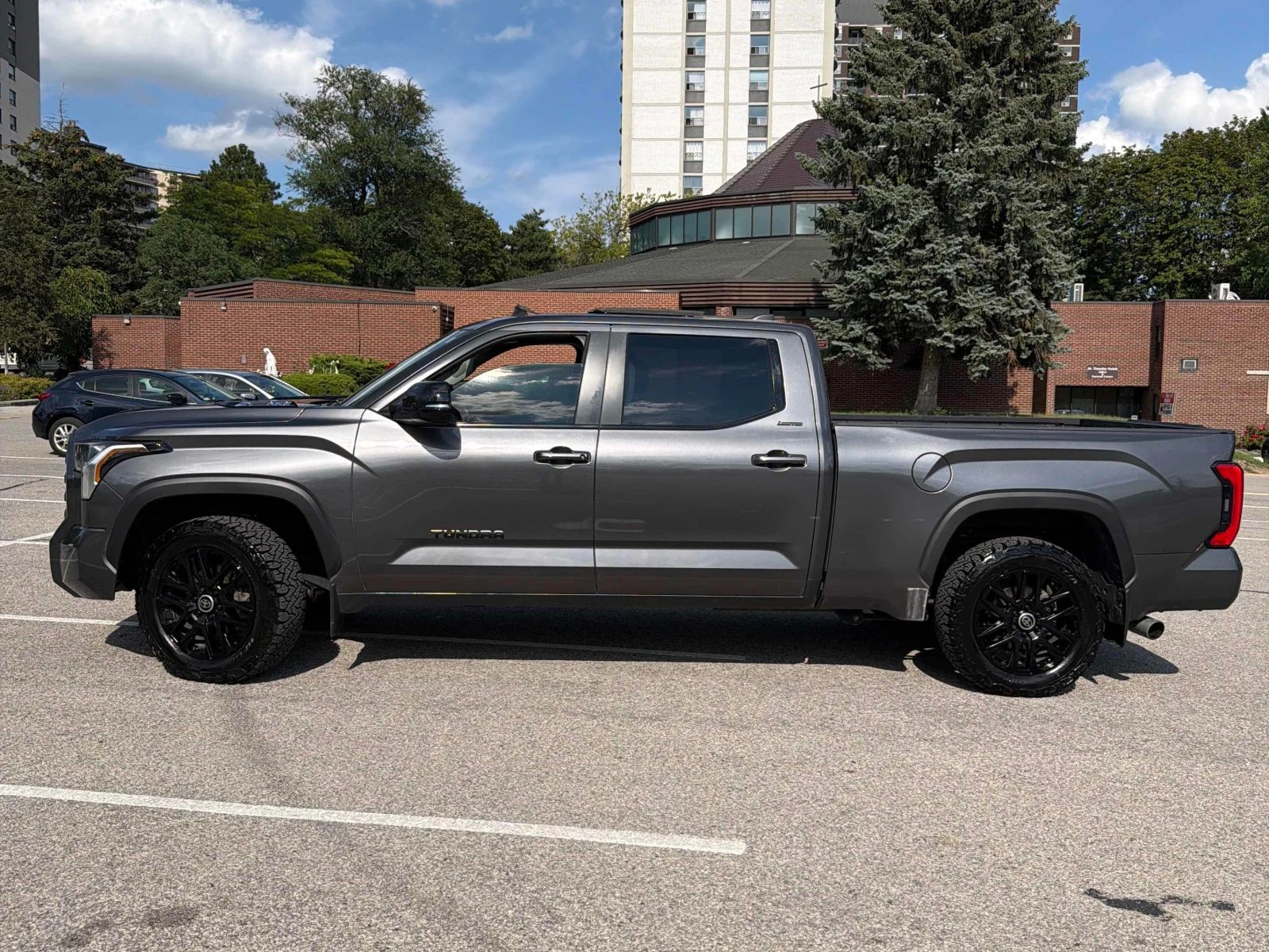 Toyota Tundra Limited Hybrid  CARFAX, снимка 2 - Автомобили и джипове - 56056463