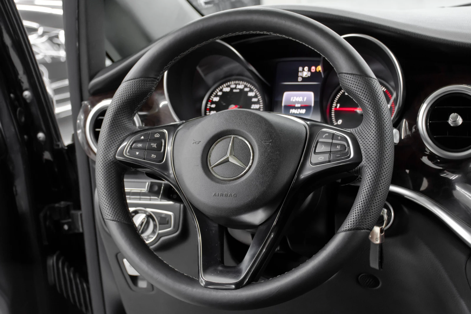 Mercedes-Benz V 220 AMG - изображение 10