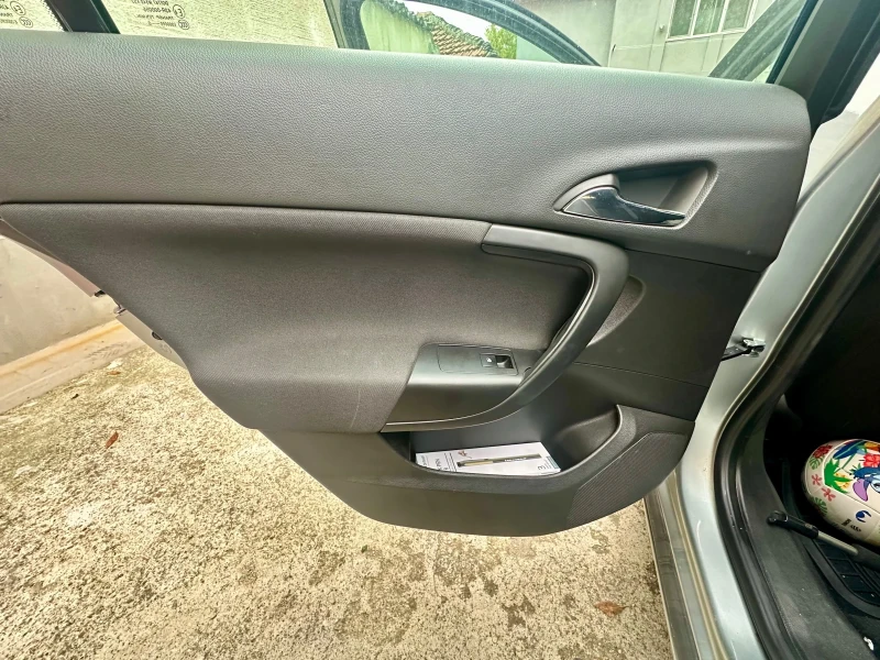 Opel Insignia Sport Tourer, снимка 13 - Автомобили и джипове - 52620814