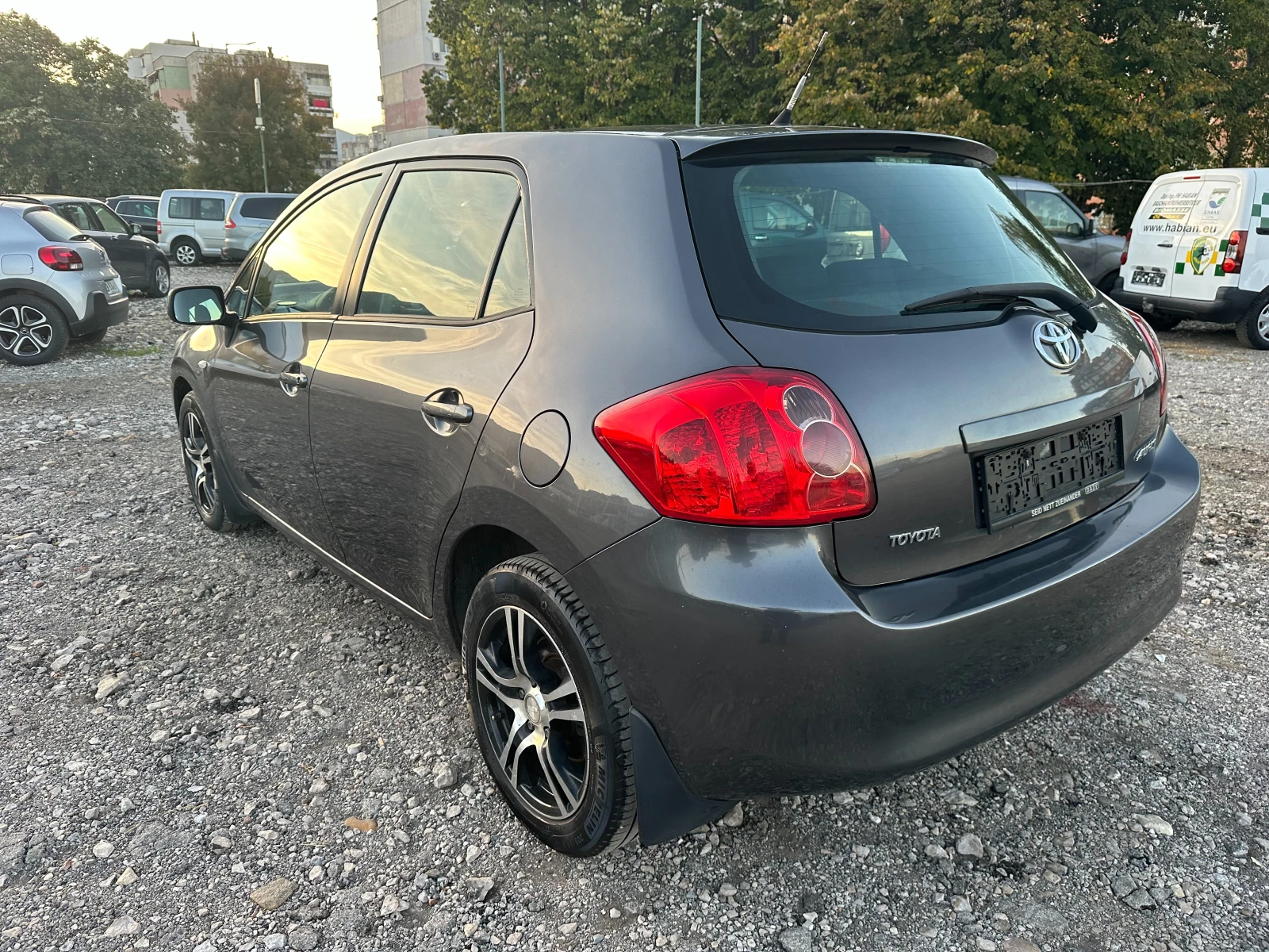 Toyota Auris 1.4i 97kc - изображение 5