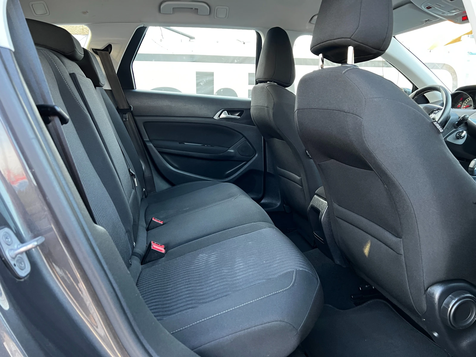 Peugeot 308 1.6 HDI AUT/NAVI/LED/СЕРВИЗНА ИСТОРИЯ, снимка 12 - Автомобили и джипове - 53772397