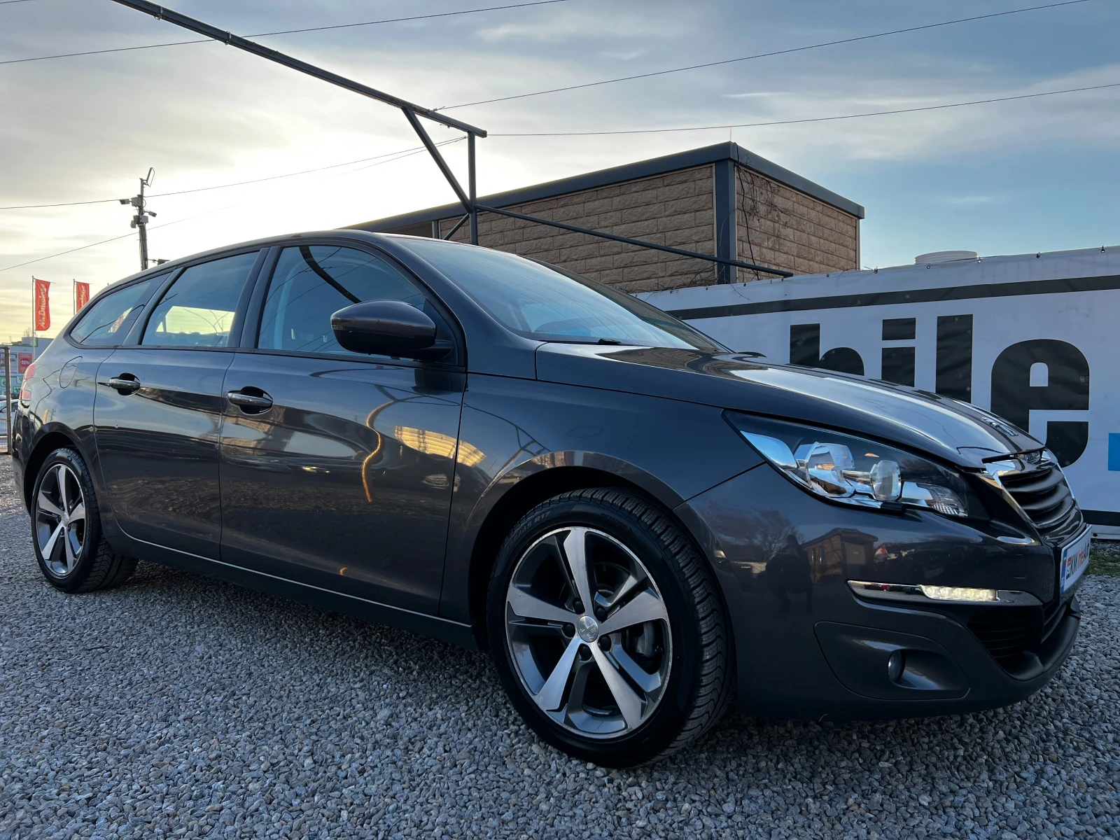 Peugeot 308 1.6 HDI AUT/NAVI/LED/СЕРВИЗНА ИСТОРИЯ, снимка 3 - Автомобили и джипове - 53772397