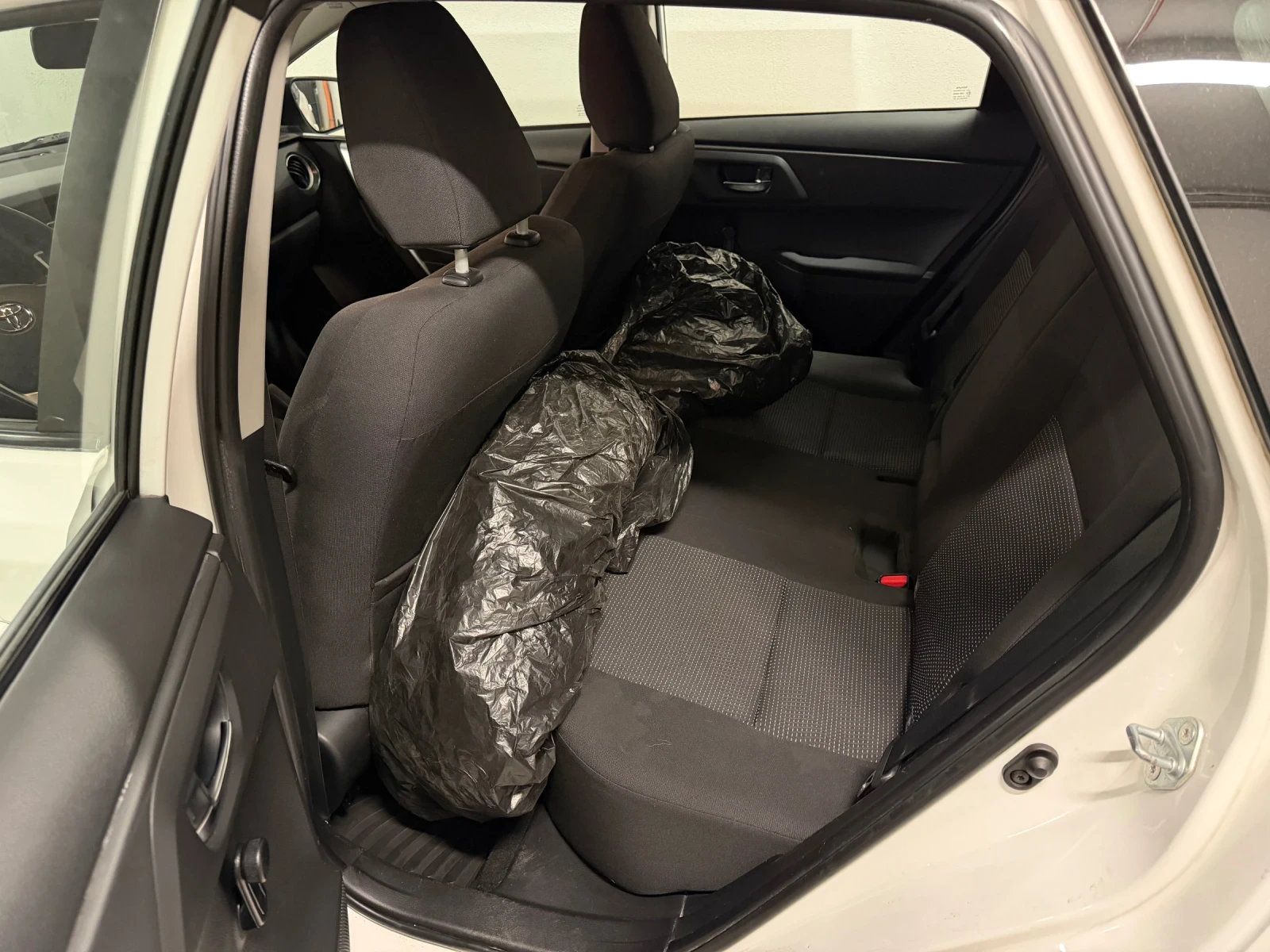 Toyota Auris 1.33, снимка 10 - Автомобили и джипове - 54015864