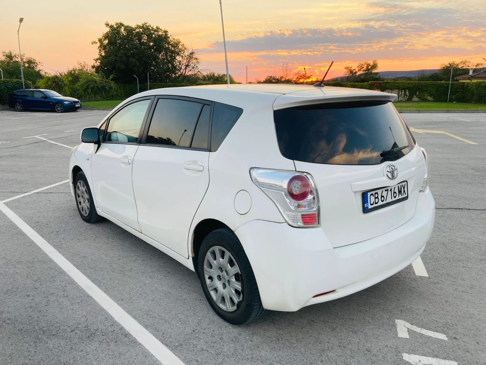 Toyota Verso 2.0 D-4D, снимка 7 - Автомобили и джипове - 56389427