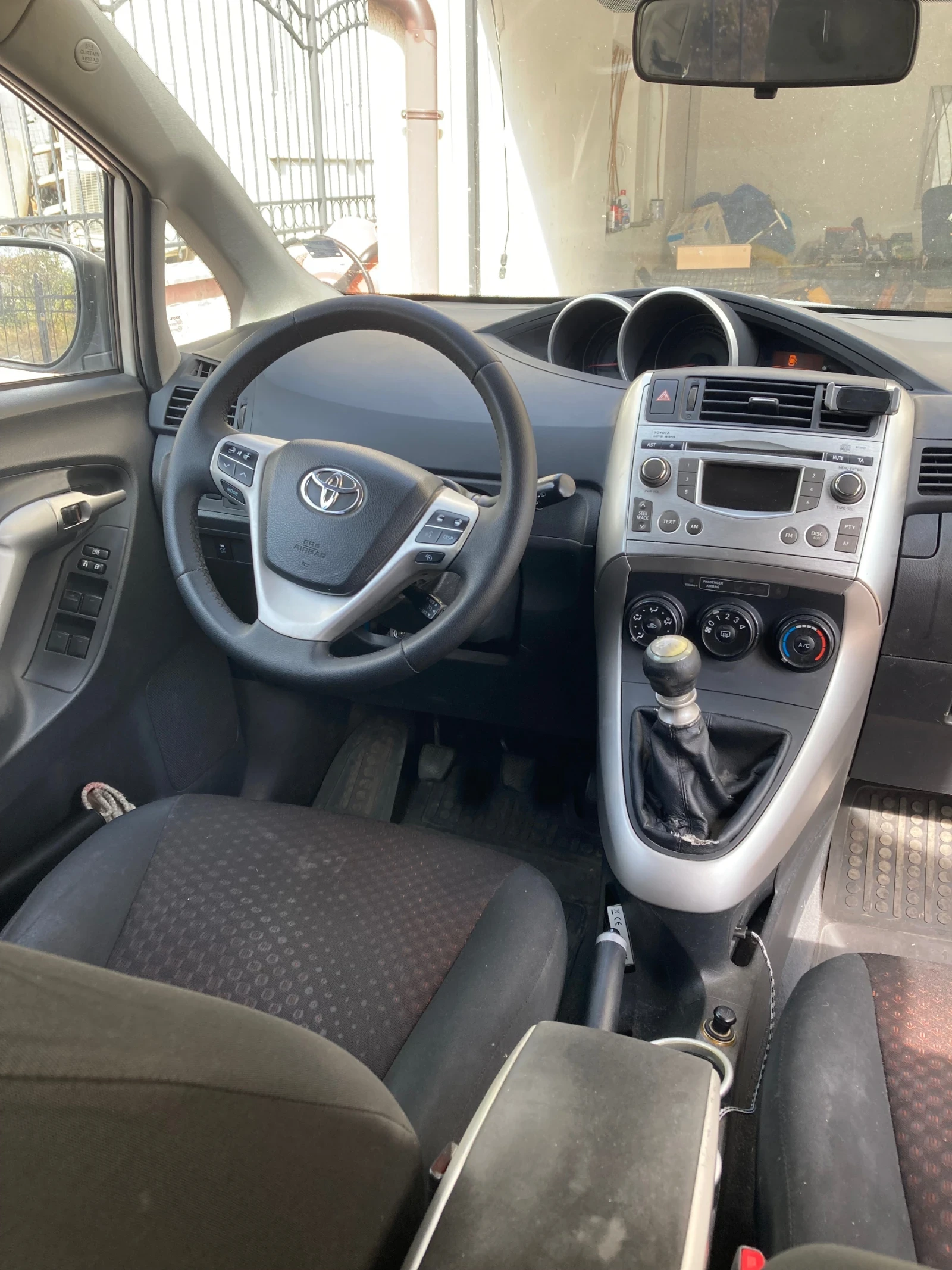 Toyota Verso 2.0 D-4D, снимка 14 - Автомобили и джипове - 56389427
