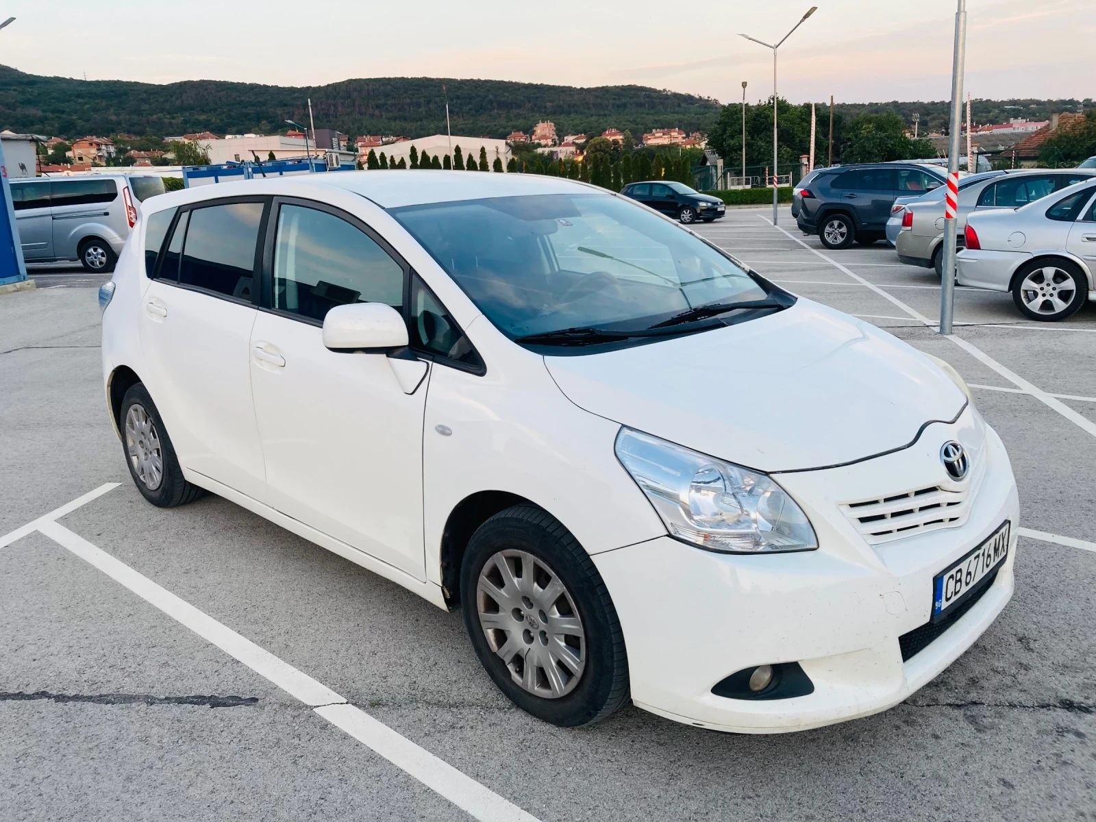 Toyota Verso 2.0 D-4D, снимка 3 - Автомобили и джипове - 56389427
