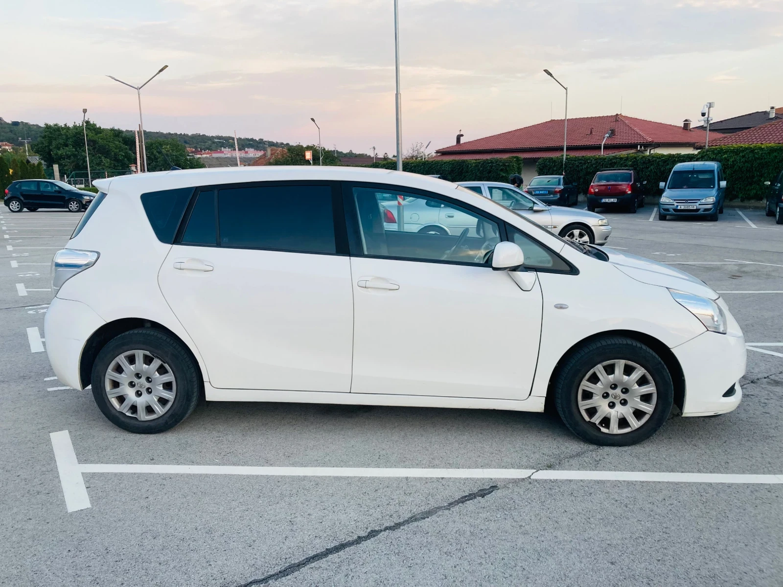 Toyota Verso 2.0 D-4D, снимка 4 - Автомобили и джипове - 56389427