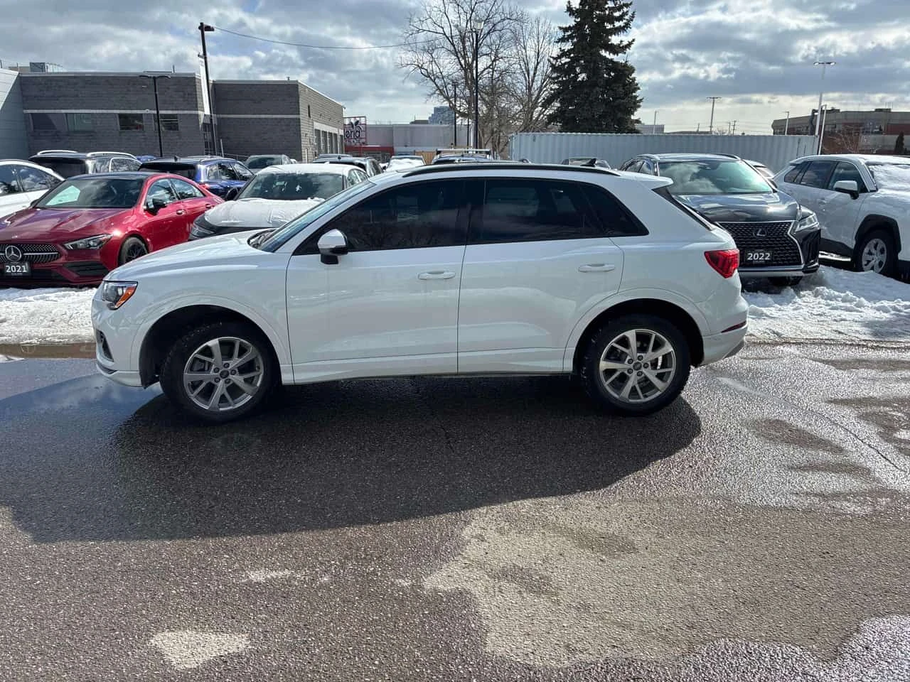 Audi Q3 * Komfort * CARFAX * ПАНОРАМА * KEYLESS * ПОДГРЕВИ, снимка 2 - Автомобили и джипове - 53826545