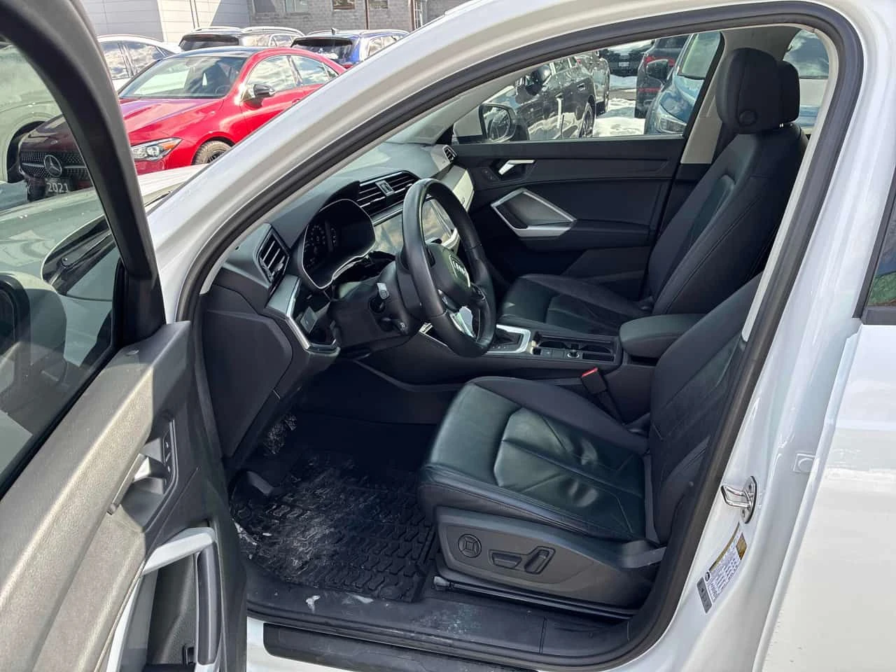 Audi Q3 * Komfort * CARFAX * ПАНОРАМА * KEYLESS * ПОДГРЕВИ, снимка 5 - Автомобили и джипове - 53826545