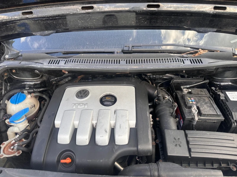 VW Touran 2.0 tdi, снимка 9 - Автомобили и джипове - 51862871