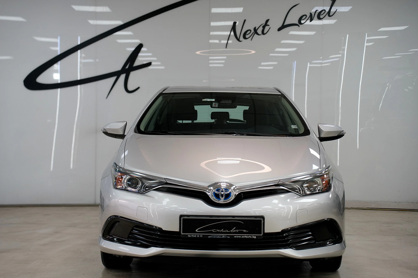 Toyota Auris 1.8 CVT Hybrid - изображение 2