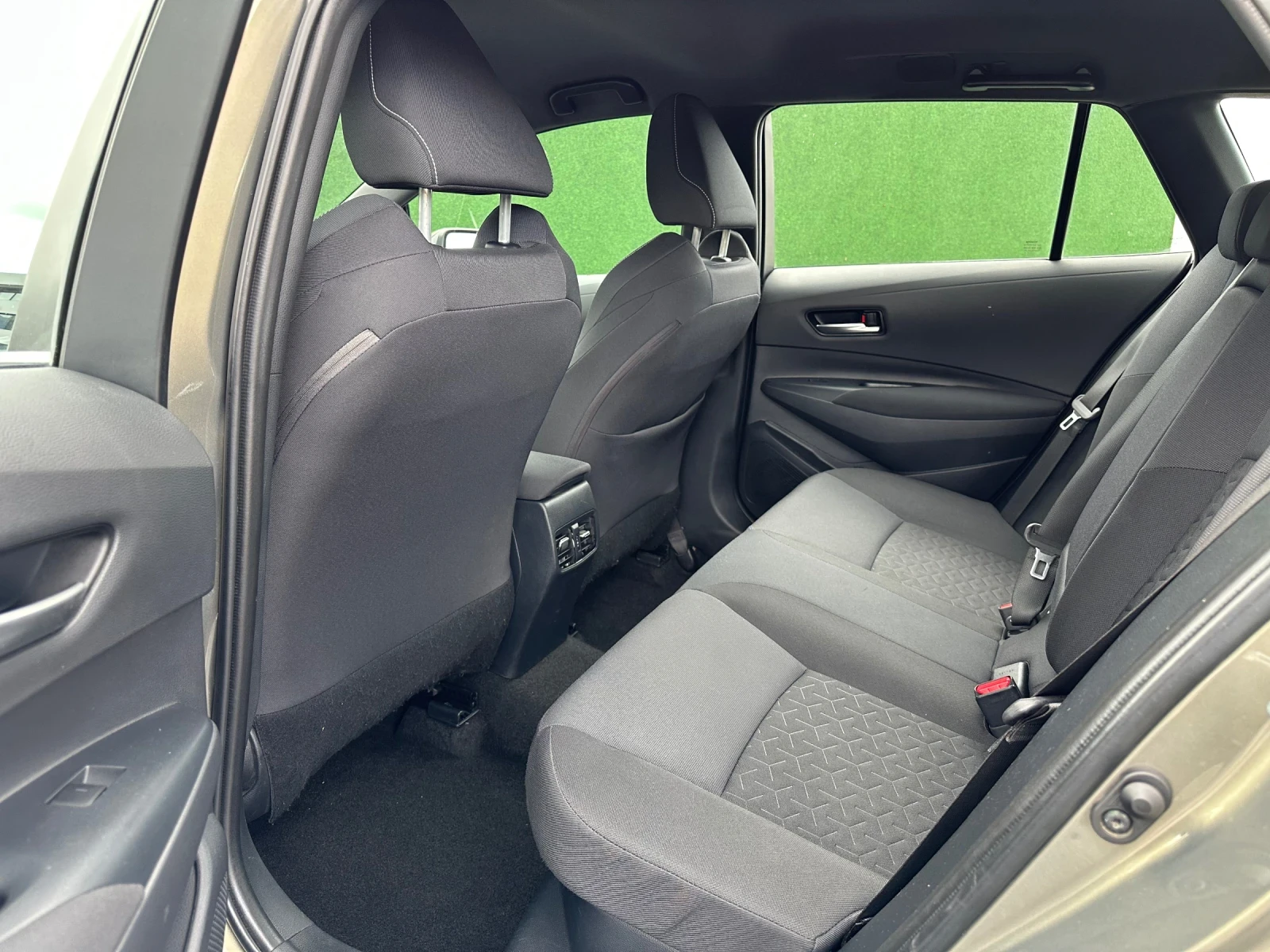 Toyota Corolla 1.8 Hybrid 1ви Собственик ГАРАНЦИЯ - изображение 8