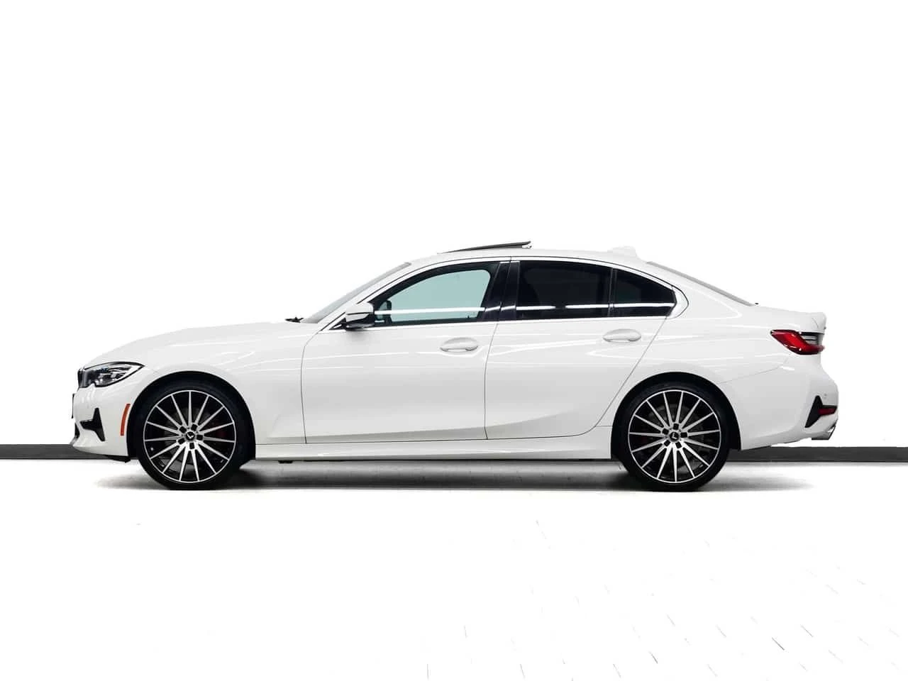 BMW 330 * 330i | xDrive | Nav | Leather | Sunroof | CarPla, снимка 3 - Автомобили и джипове - 55407247