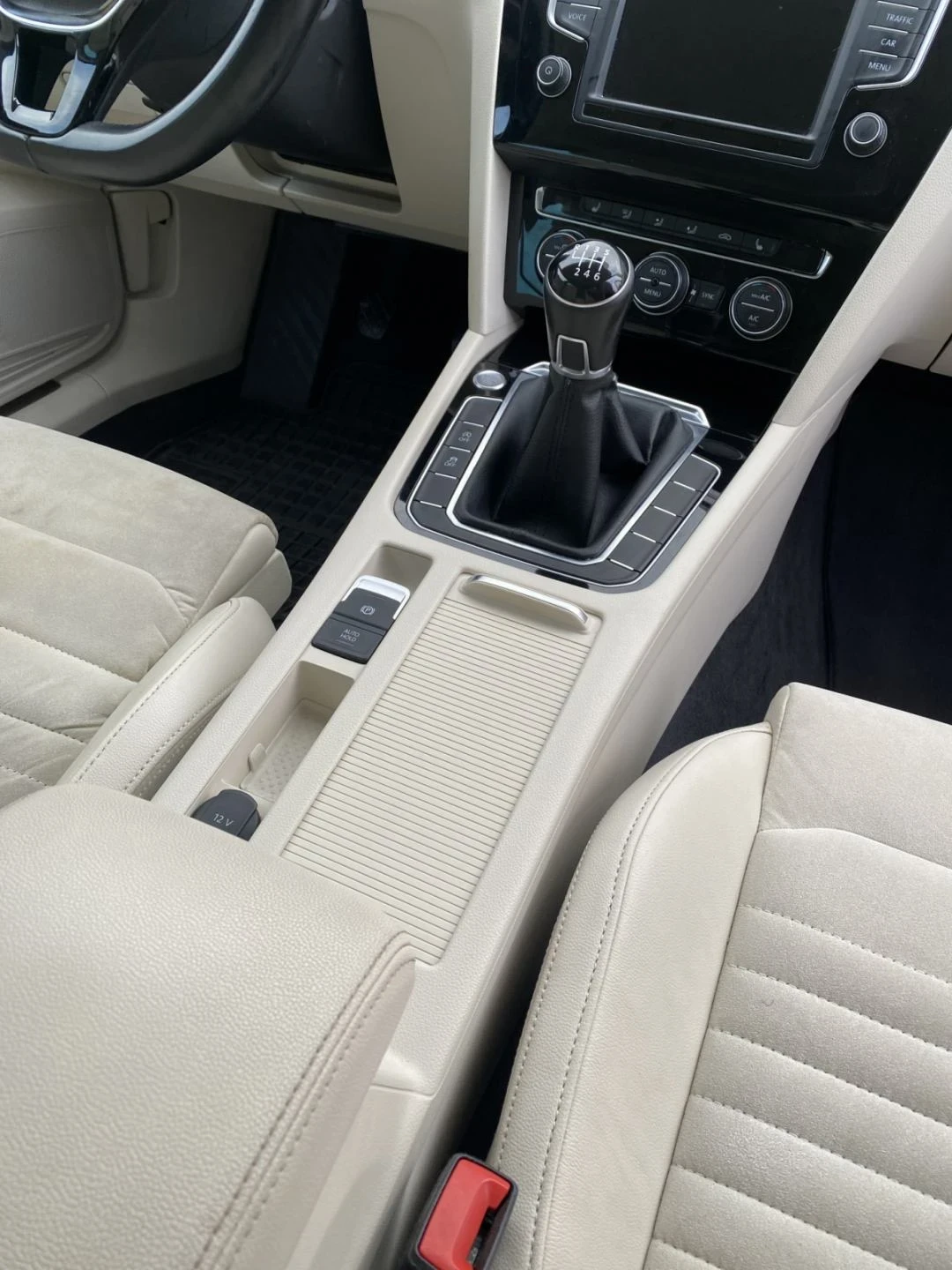 VW Passat B8 VARIANT 2.0 TDI/190 к.с/LED/NAVI/ACC, снимка 6 - Автомобили и джипове - 56293127