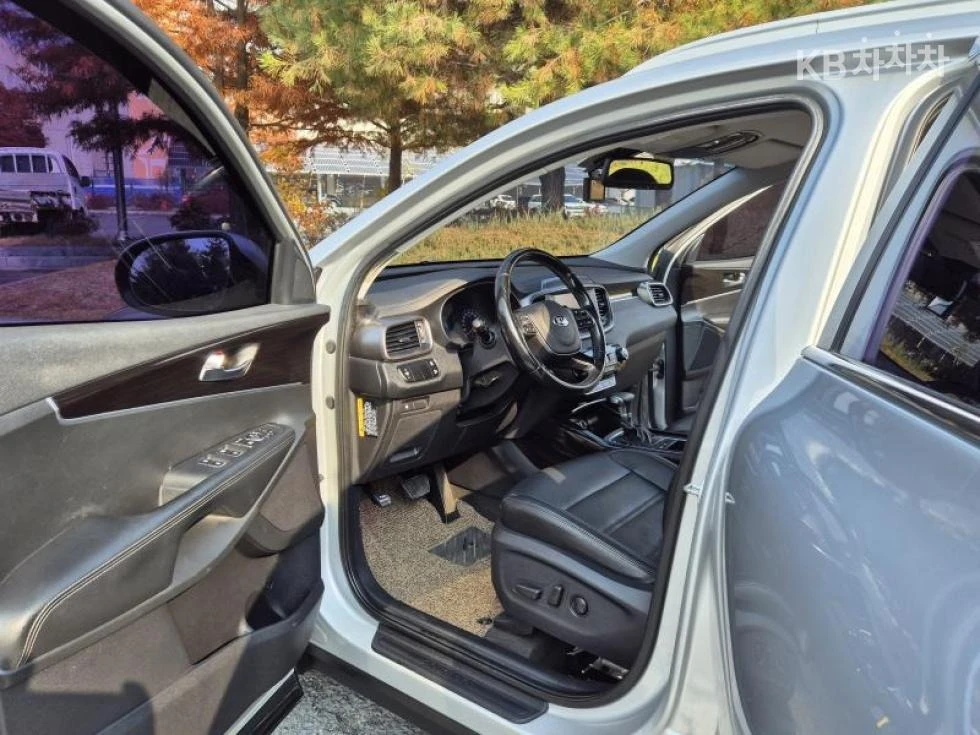 Kia Sorento 2WD, снимка 6 - Автомобили и джипове - 54410535
